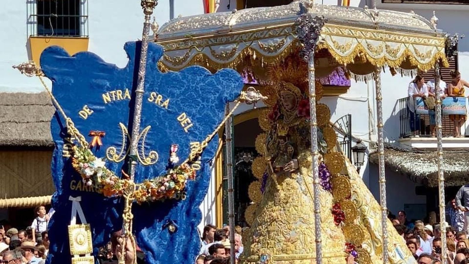 La Patrona de Almonte ante el Simpecado de Garrucha.