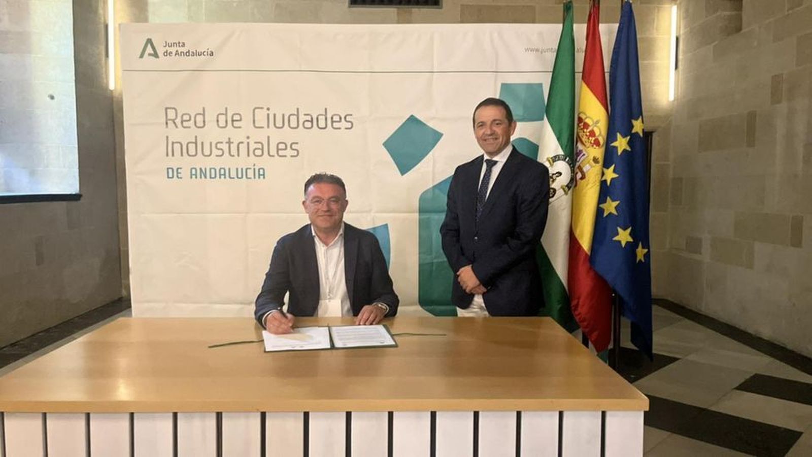 El alcalde de Berja, José Carlos Lupión, en el momento de la firma de la adhesión