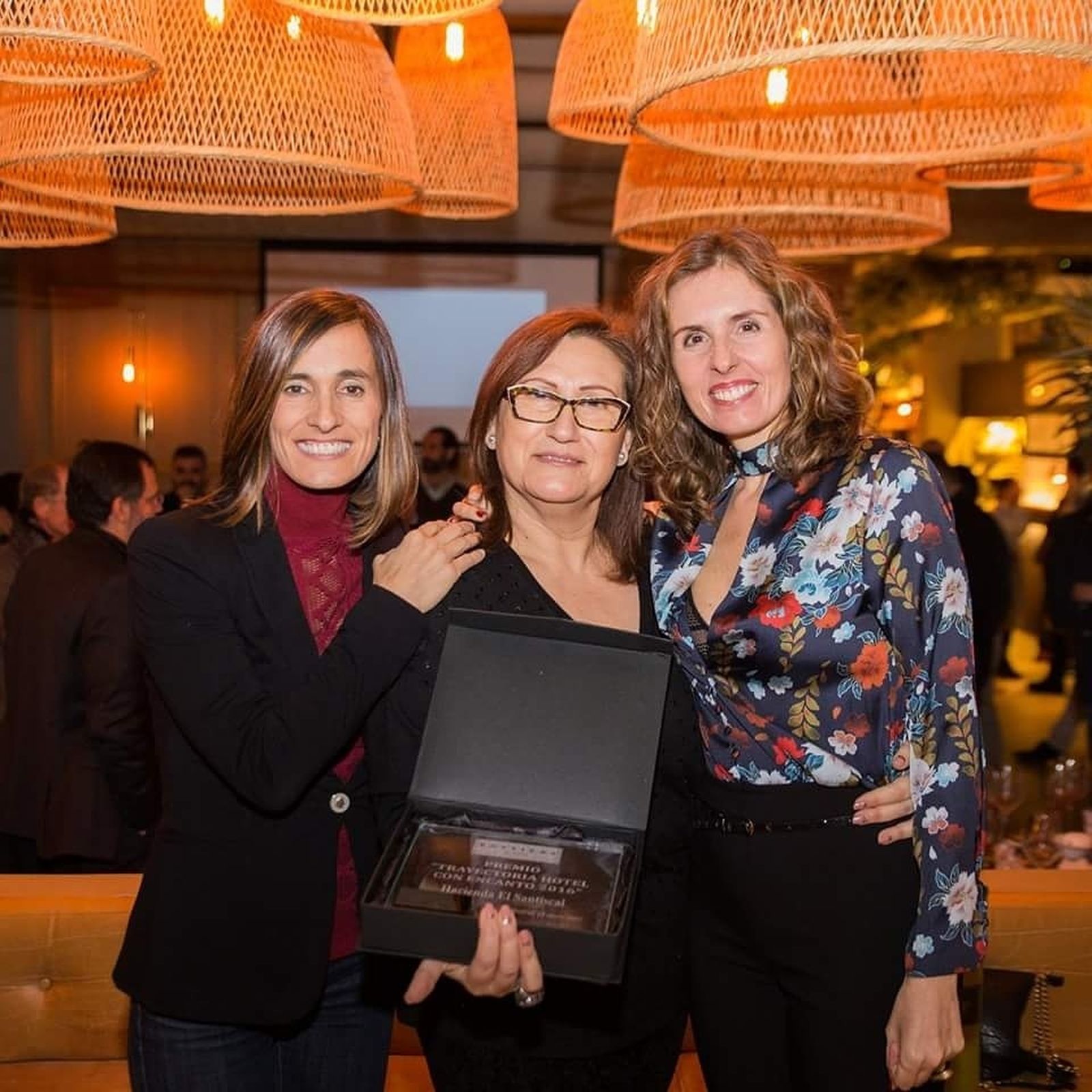 Paqui Gallardo, en el centro, propietaria del hotel Hacienda, con el premio.
