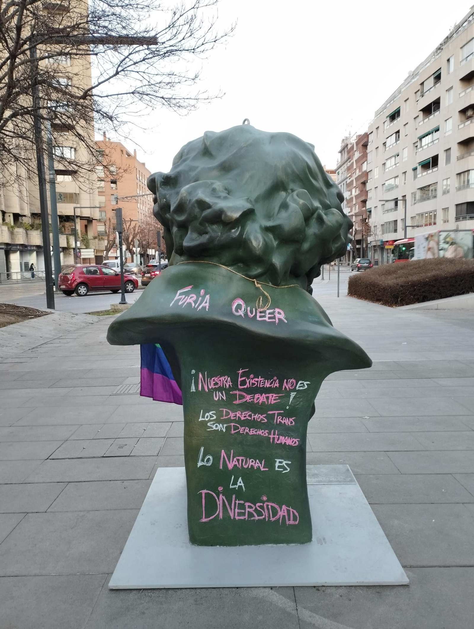 Las imágenes de las pintadas a los bustos de los Premios Goya de Granada