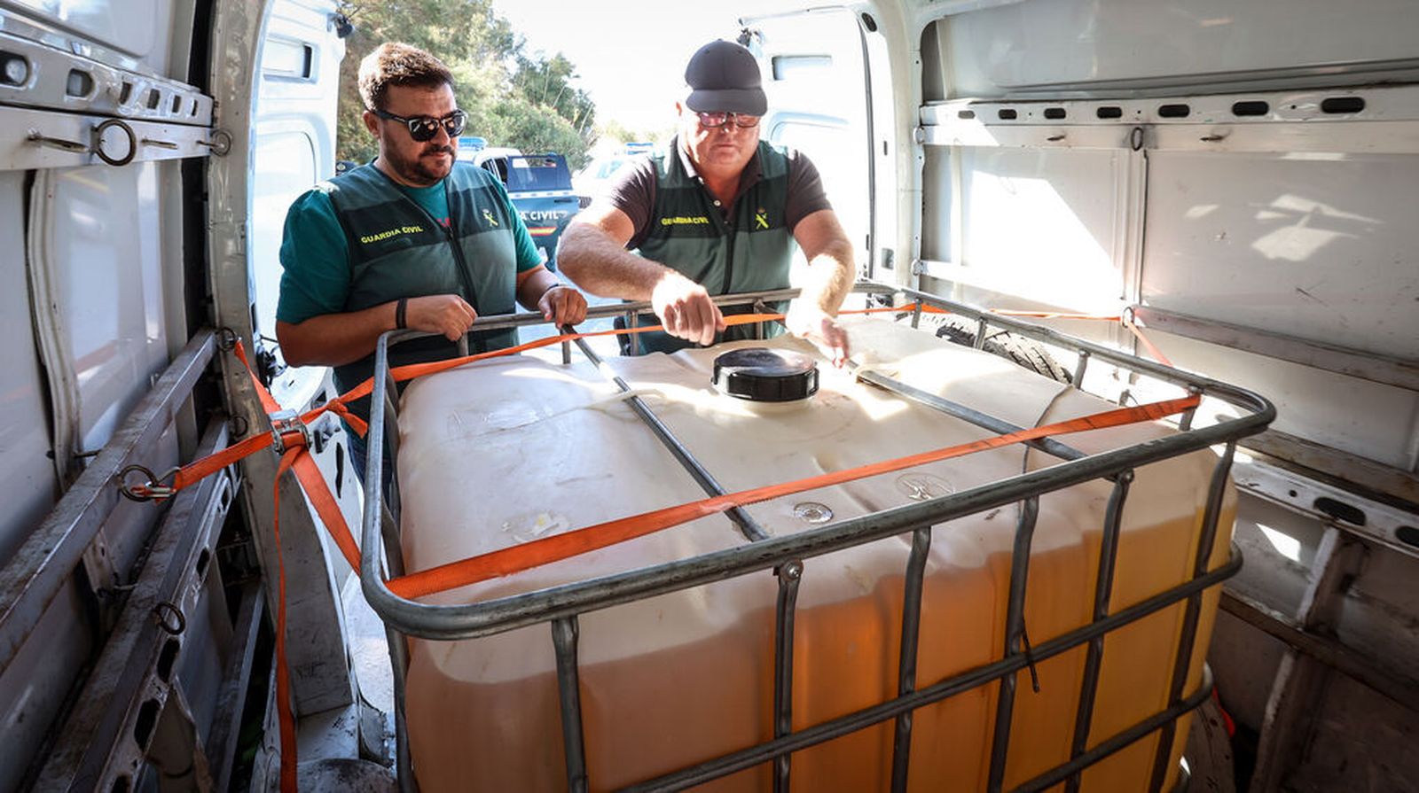 Control de la Guardia Civil del transporte de mosto durante la última vendimia.