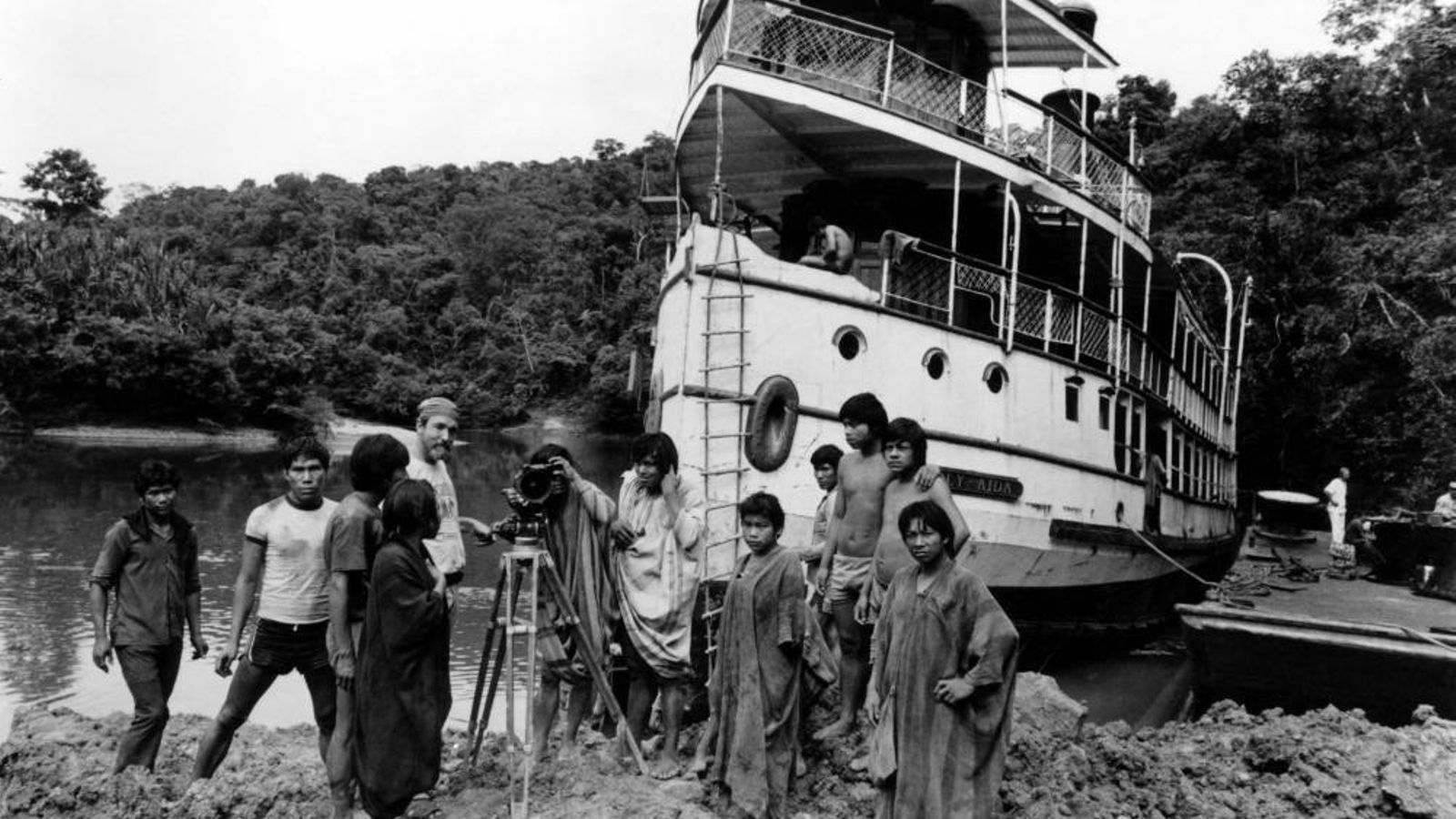 Les Blank junto a un grupo de indígenas, 'Burden of dreams' (1982).