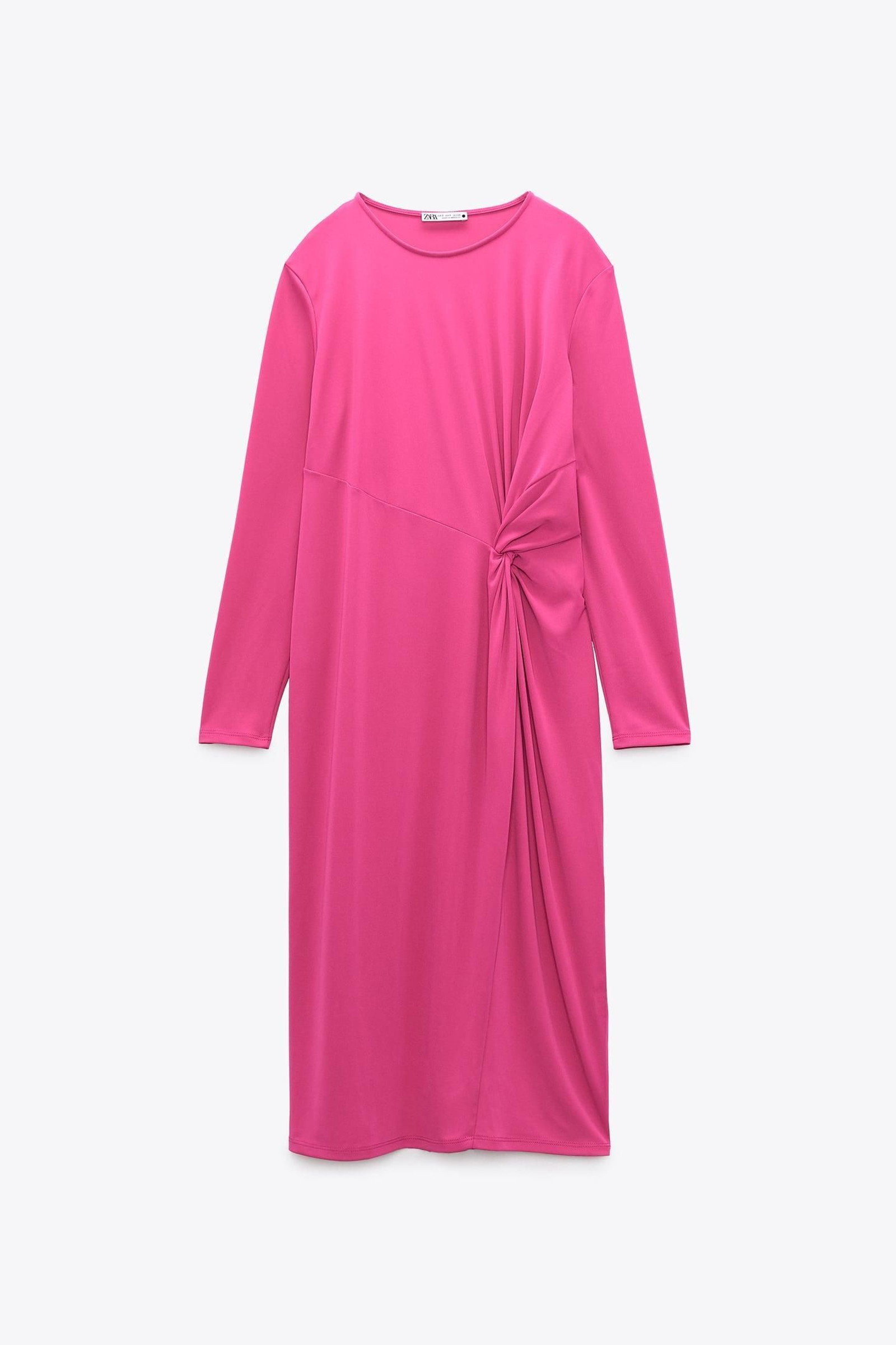 Vestido rosa con frunce de Zara.