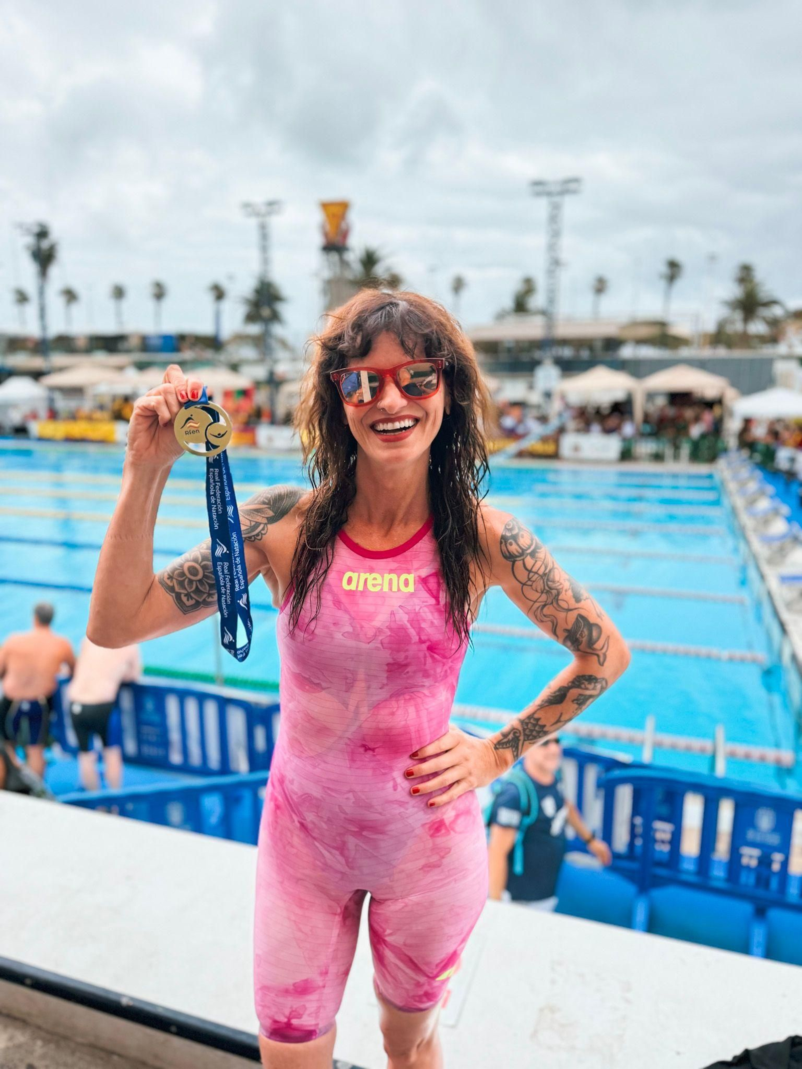 La nadadora almeriense Trini Marcos posa con su medalla de oro conseguida durante el Campeonato de España de Natación.