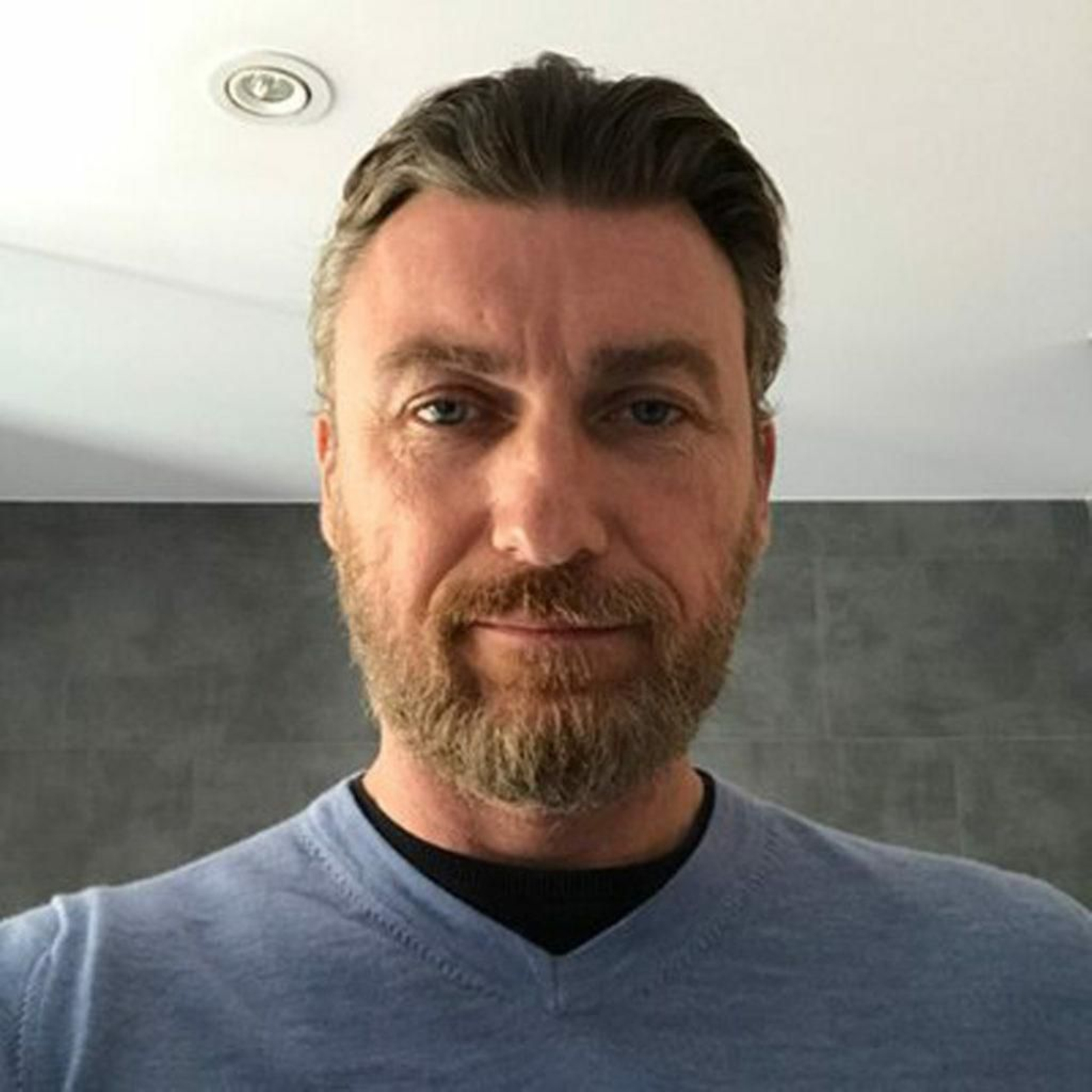 Robert Gavin, el atractivo novio de Telma Ortiz.