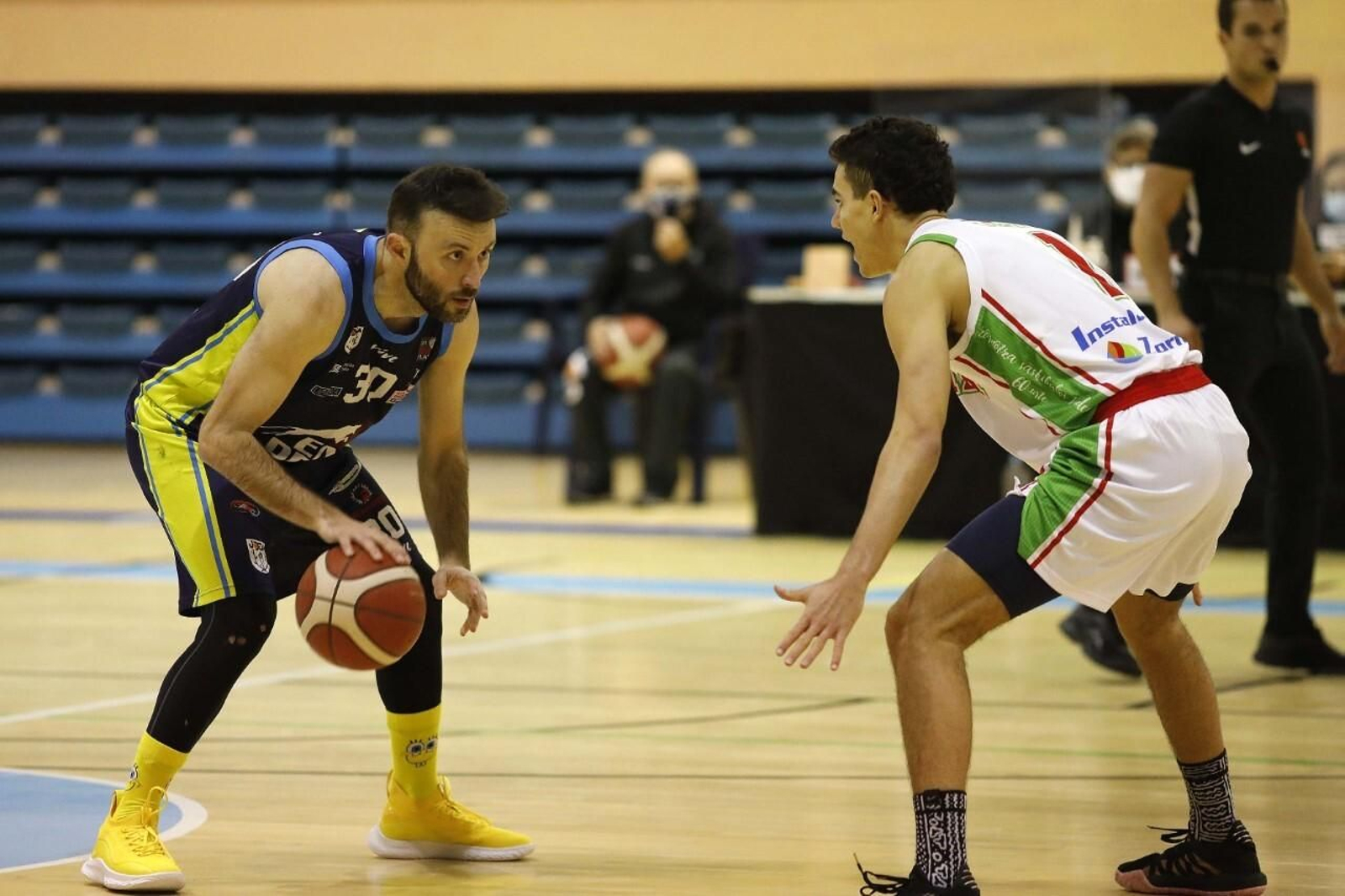 Miki Ortega bota el balón en el Udea-Zornotza.