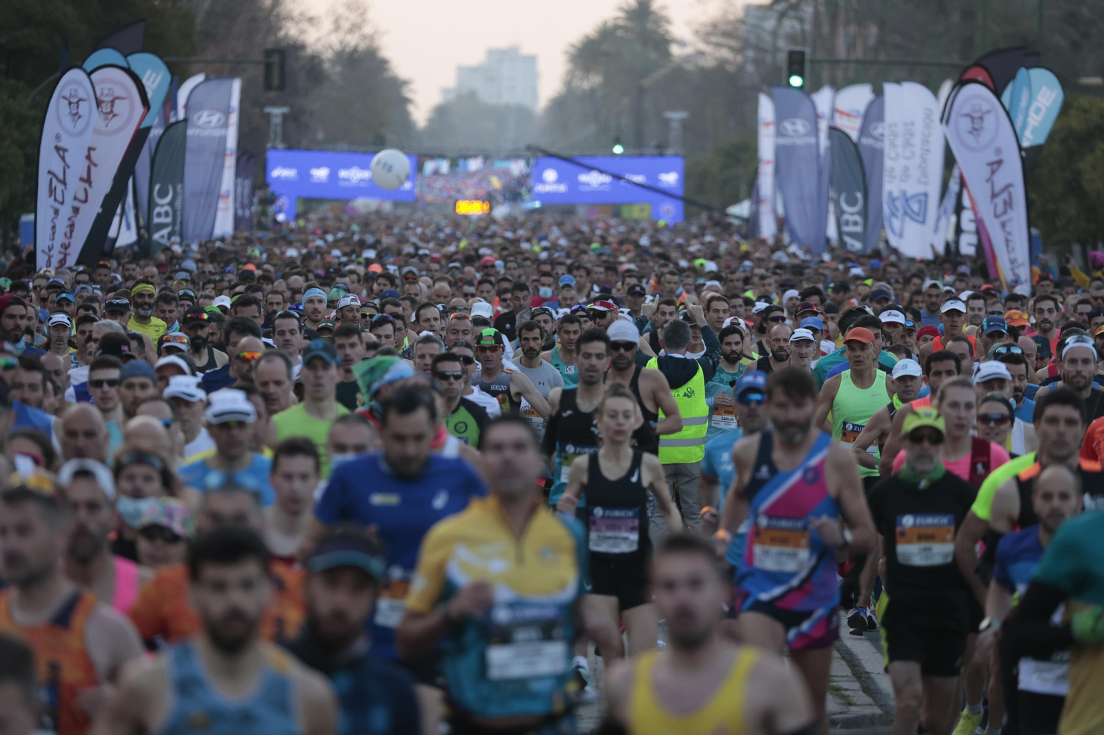 Las imágenes de la Maratón de Sevilla 2022 (1)