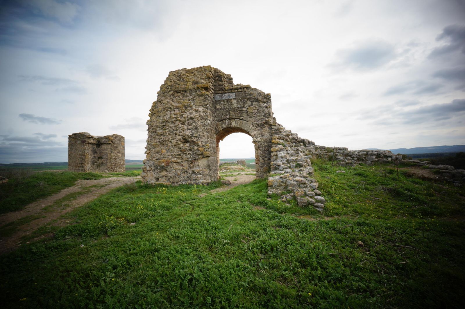 Restos visibles del castillo de Dos Hermanas en Montemayor.