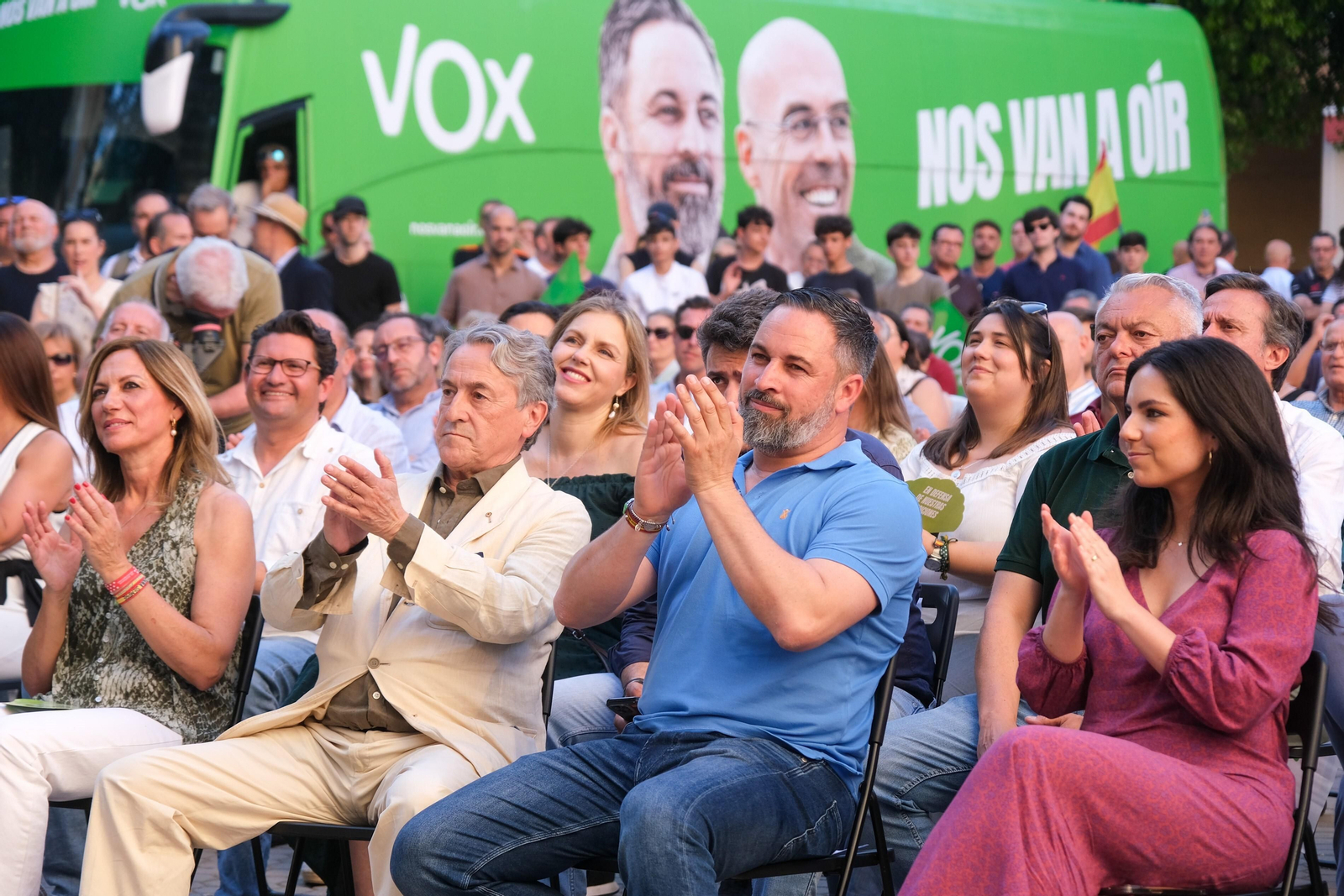 Abascal aplaude durante el mitin celebrado en Sevilla Este.