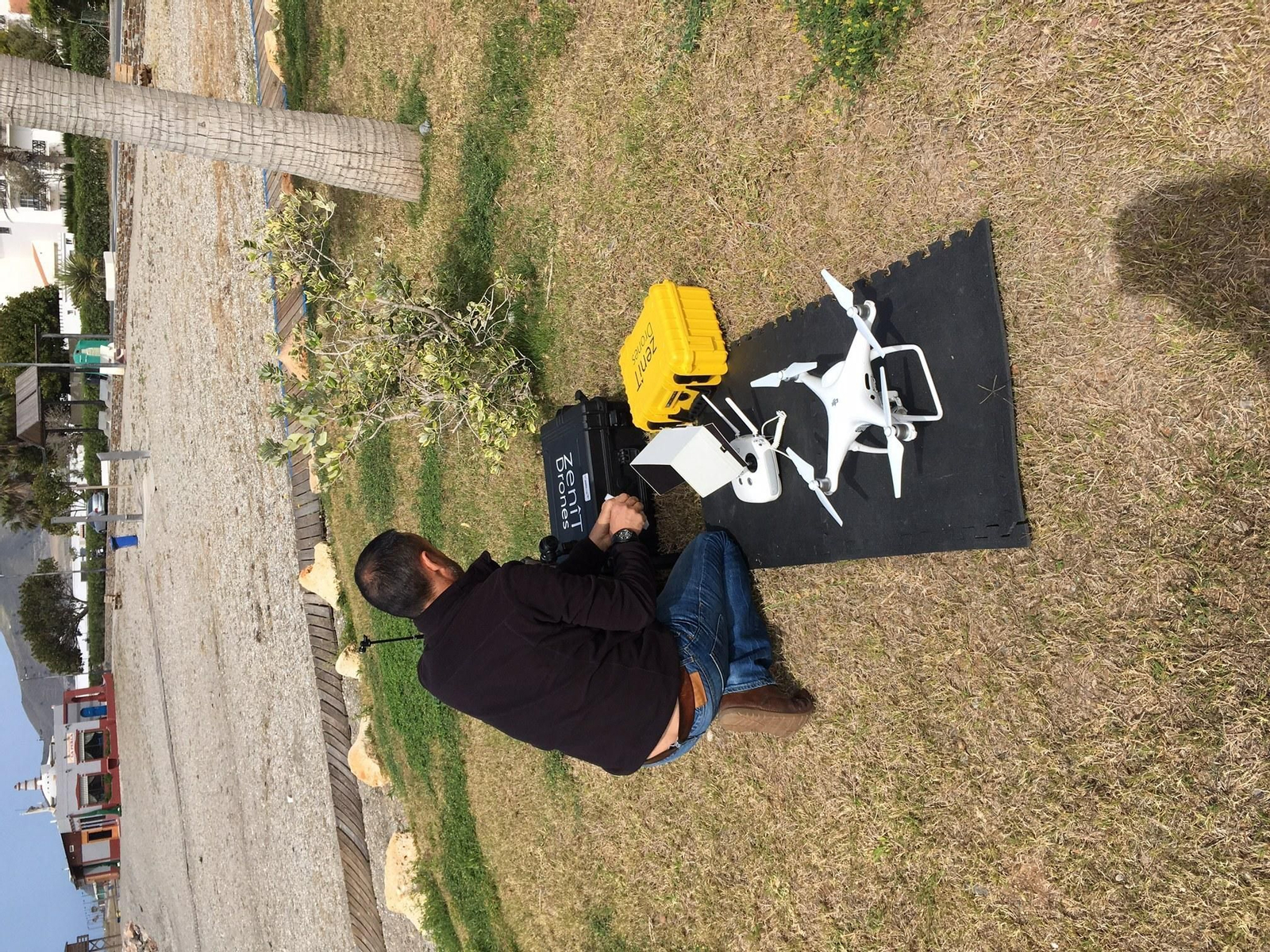 Preparando los drones para la jornada de formación.