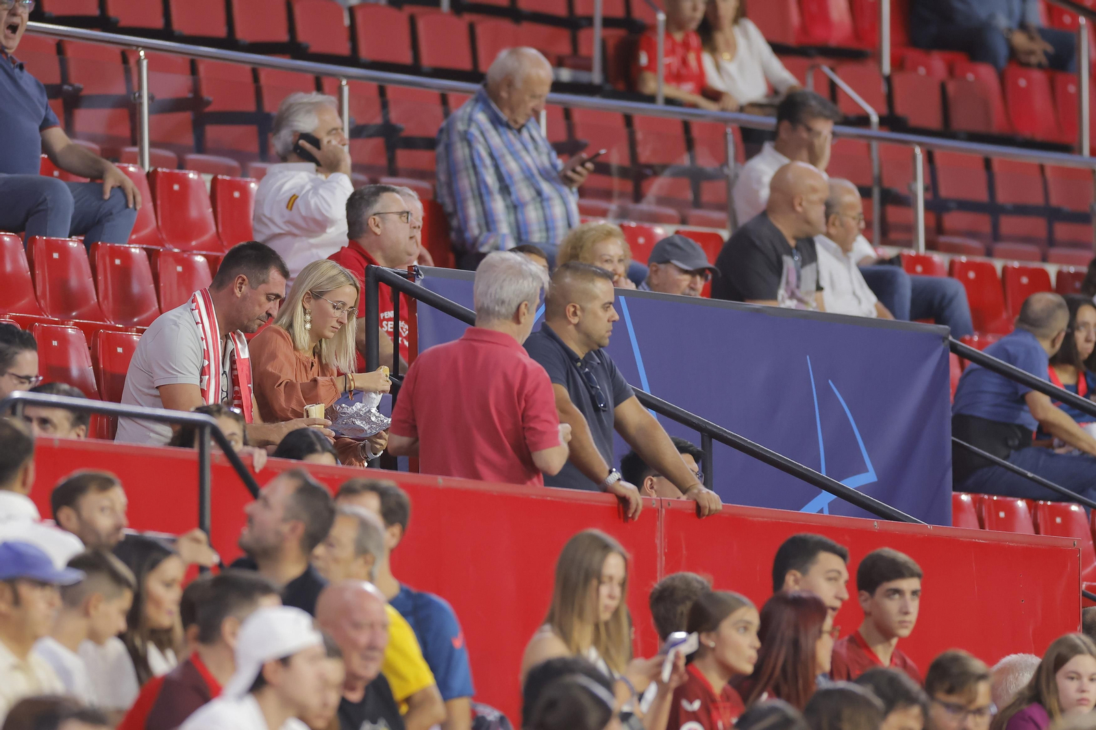 Búscate en las fotos del Sevilla-Lens