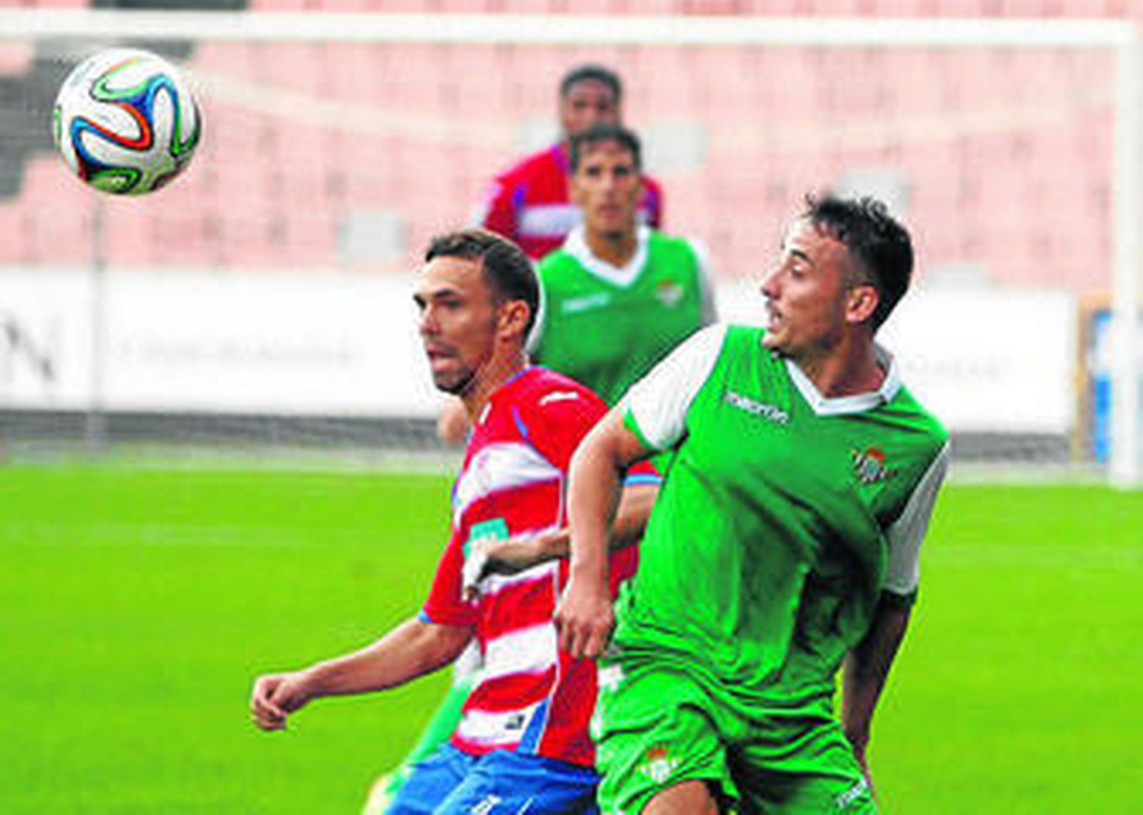 Toni Medina (izquierda), con la elástica del Granada B.