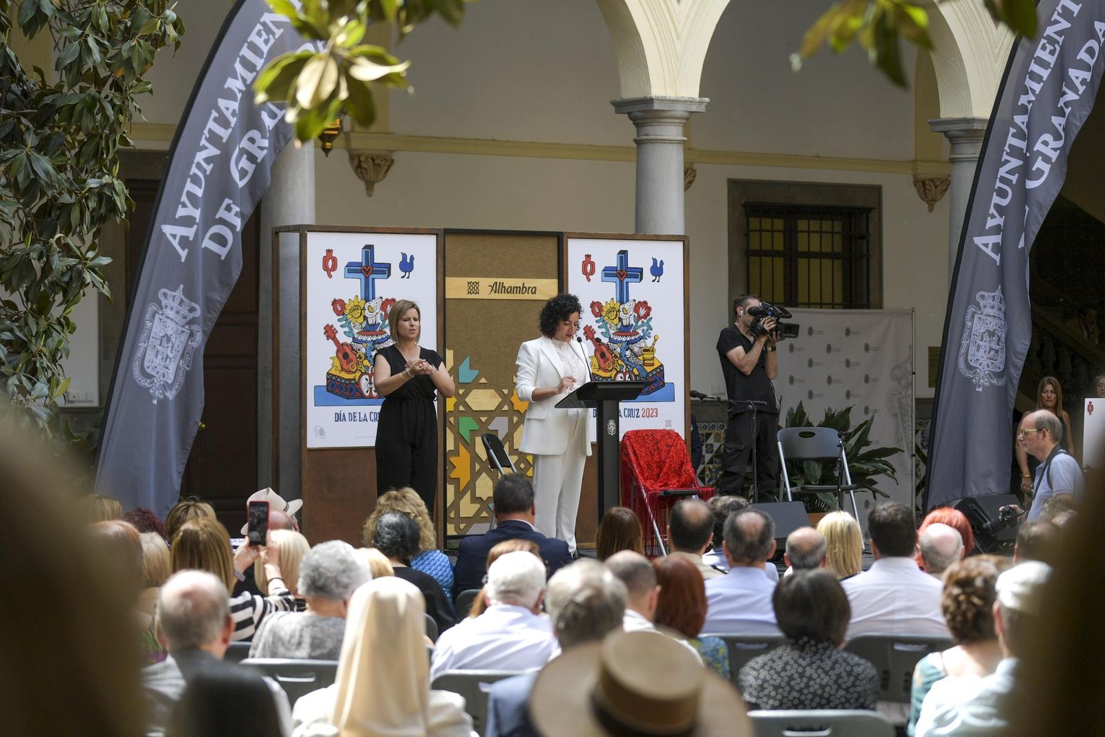 Esther Crisol, en su pregón en el patio del Ayuntamiento.