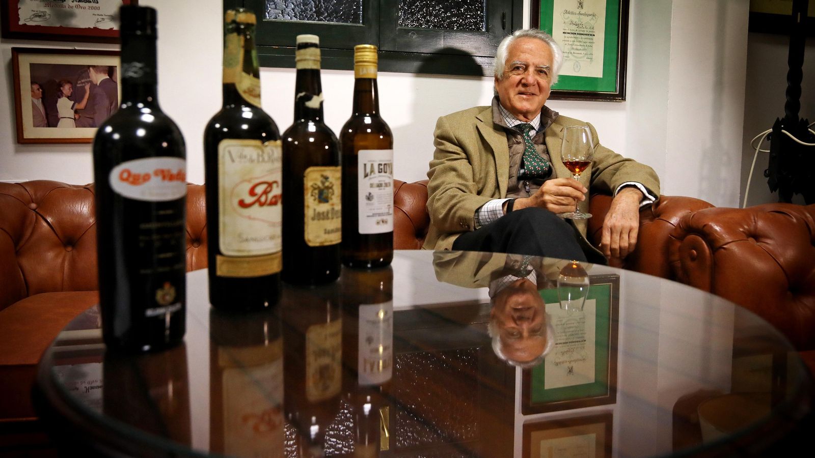 José María Bustillo brinda con una copa del amontillado VORS Quo 'Vadis' durante la entrevista.