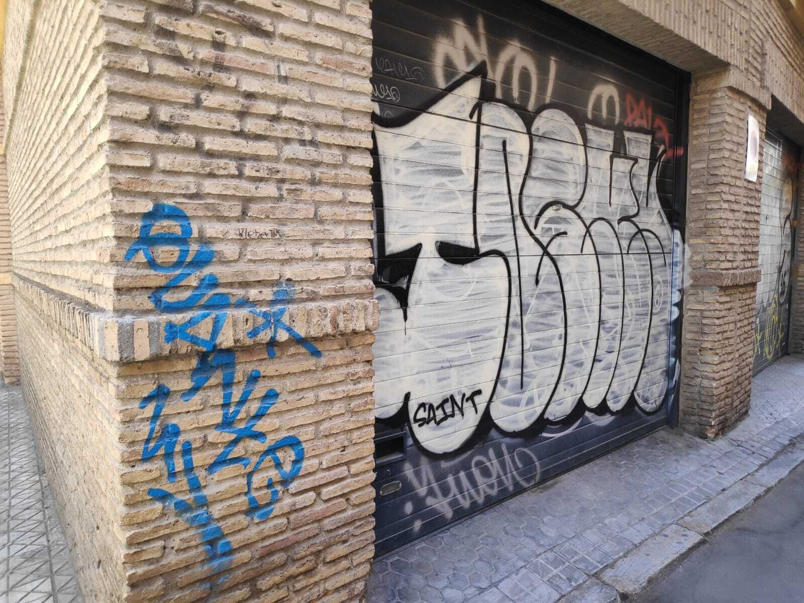 El PP denuncia la "degradación de un casco histórico, inundado de pintadas"