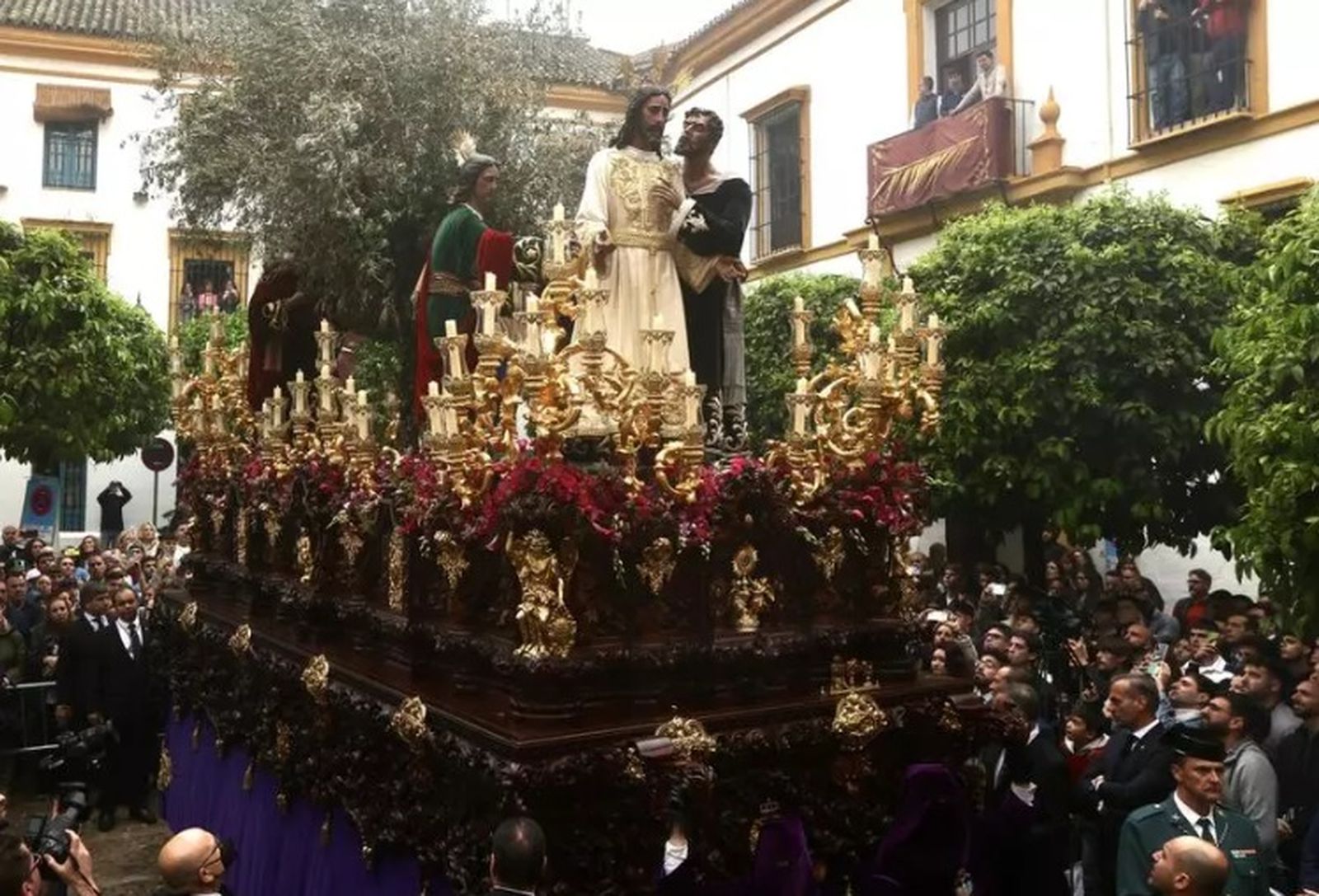 El misterio de la Redención, siempre con su agrupación musical