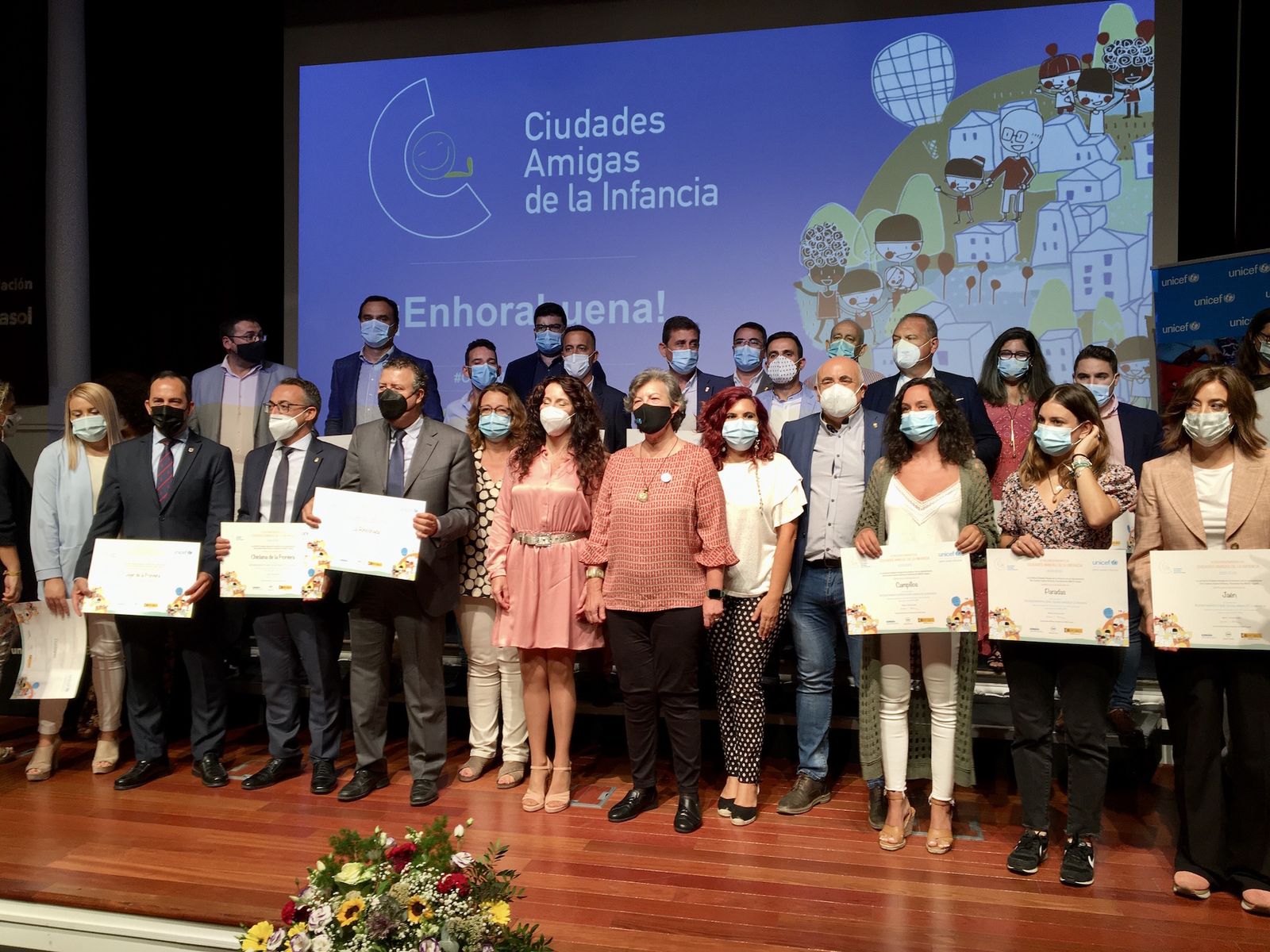 Foto de familia de los ediles de los municipios distinguidos en Andalucía.