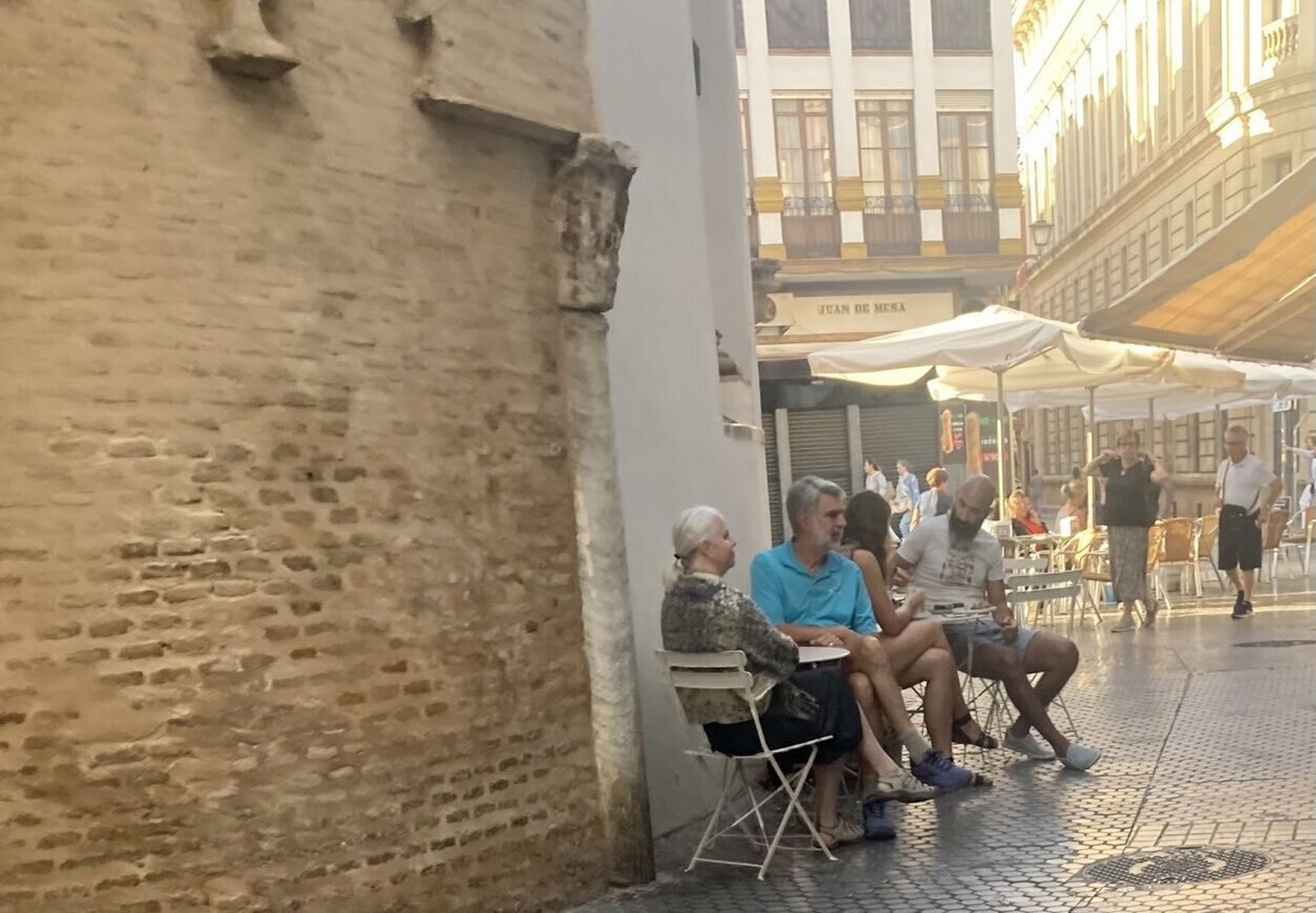 Veladores junto a la iglesia de Santa Catalina, declarada BIC.