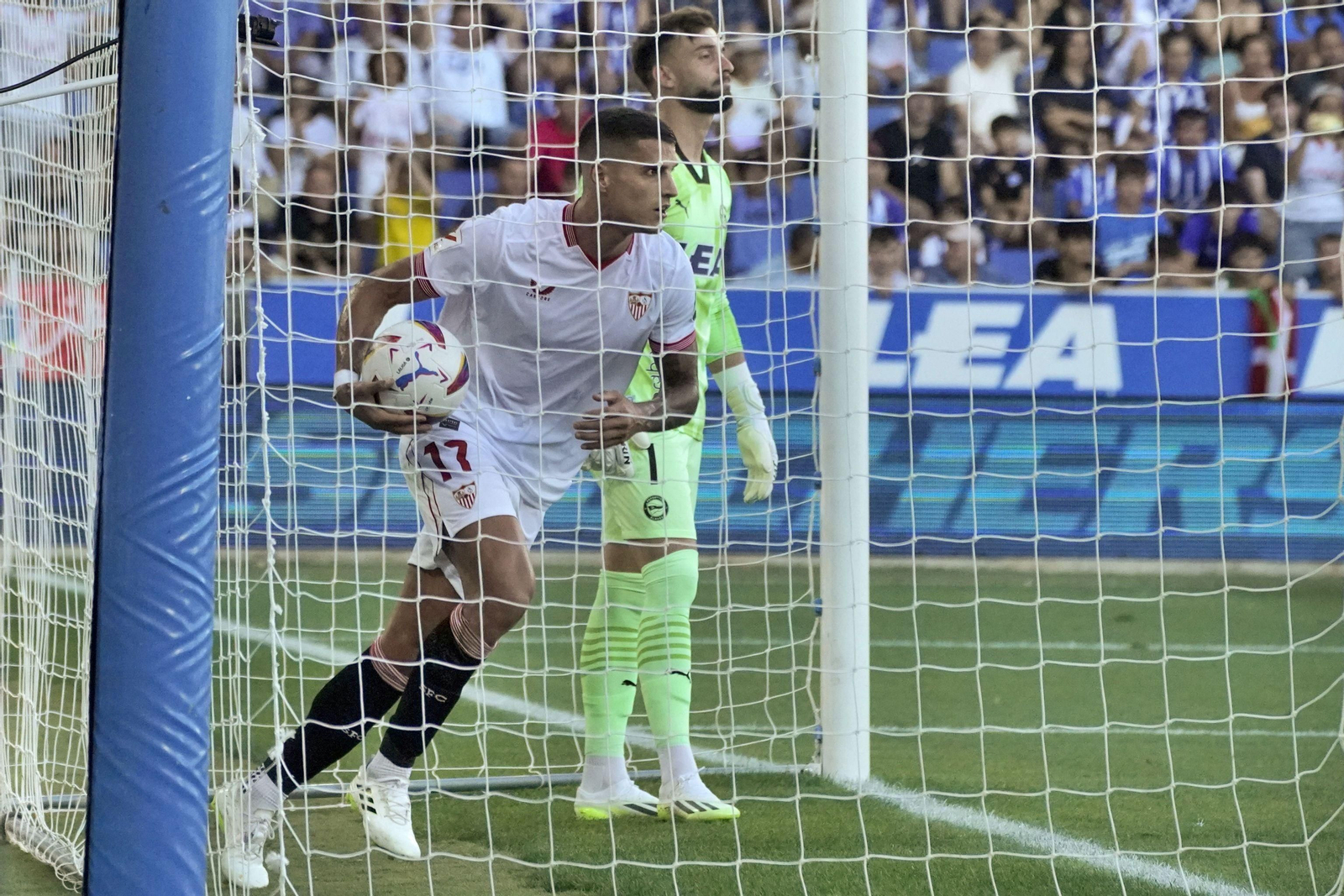 En-Nesyri saca el balón de la portería tras el 1-1 del Sevilla.