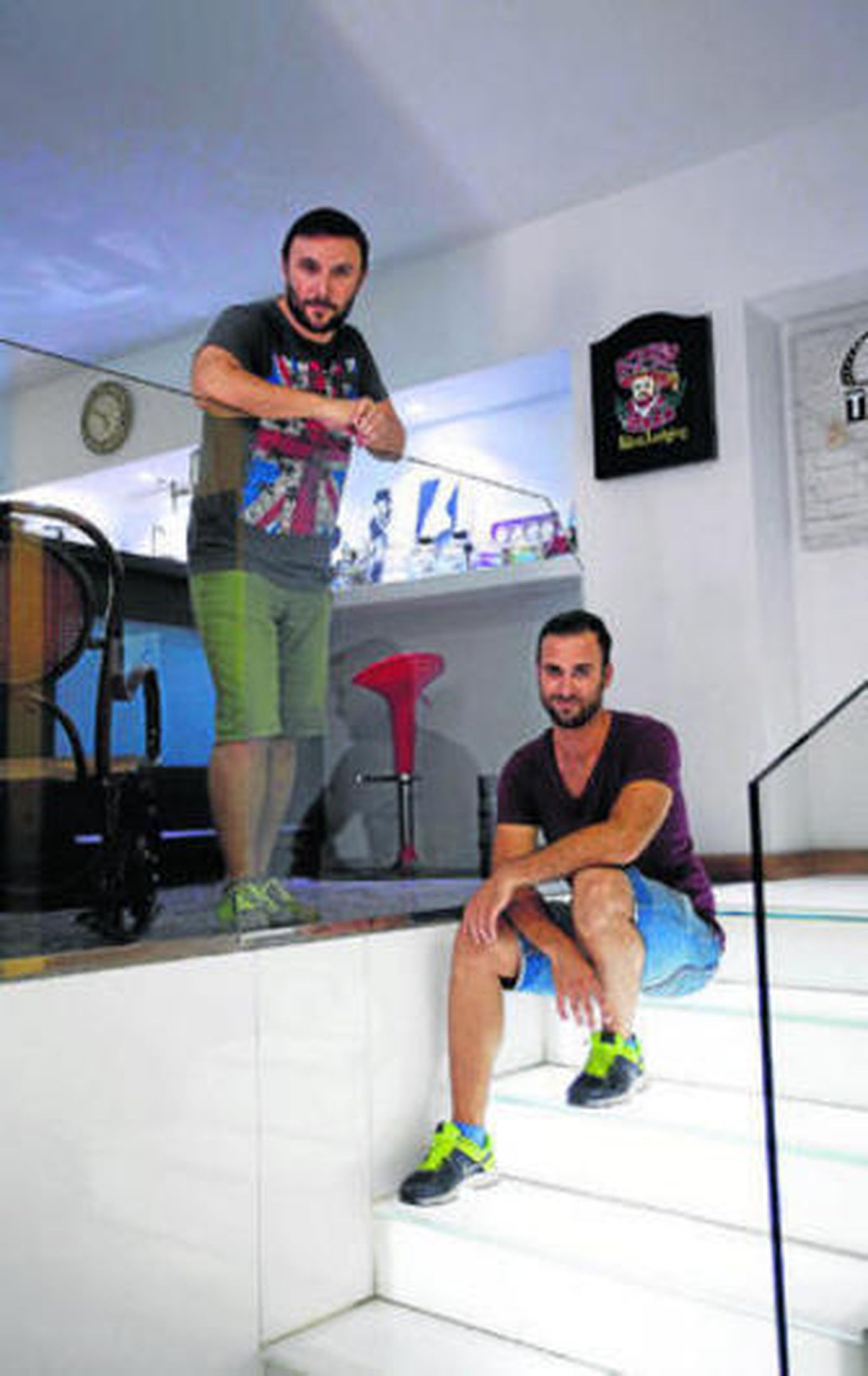 Javier Vázquez y Carlos Lara, los fundadores, posan frente al acogedor ambigú, instalado en su sala de teatro.