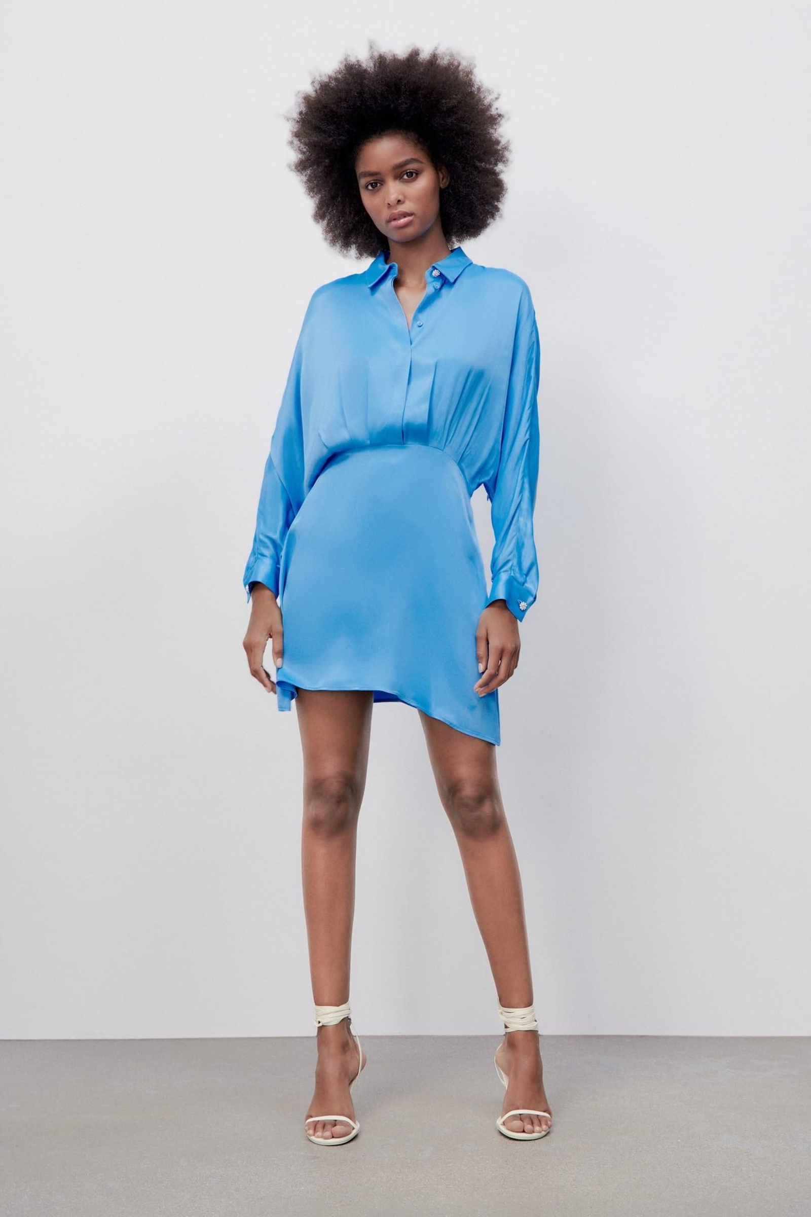 Vestido camisero versión mini de Zara.