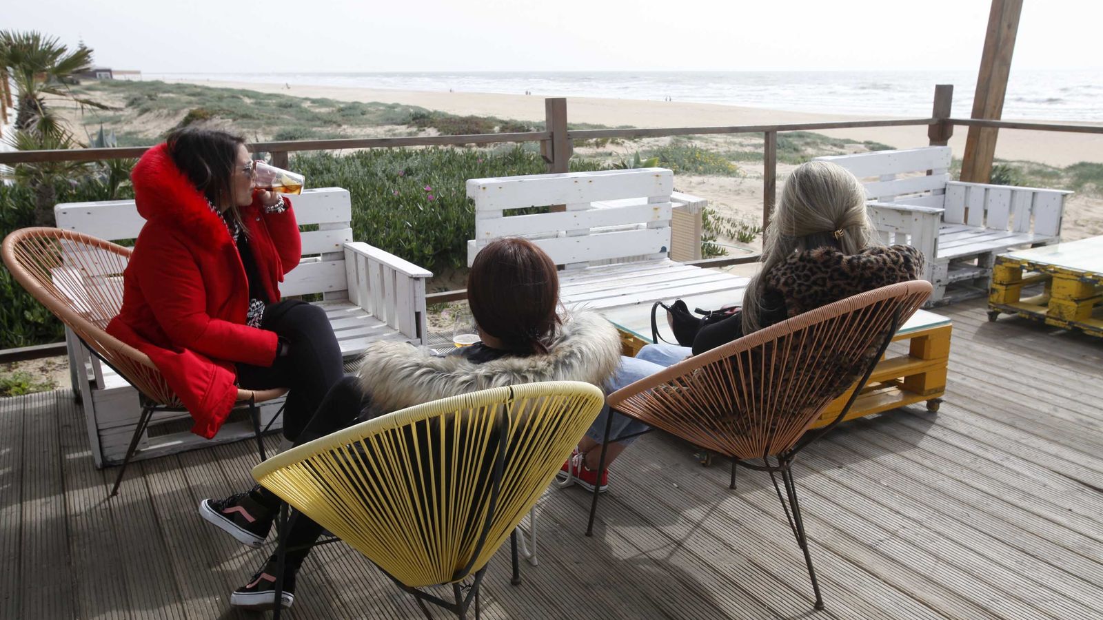 Varias personas disfrutan pese al frío de las vistas en la terraza del restaurante Pura Vida, en Punta.