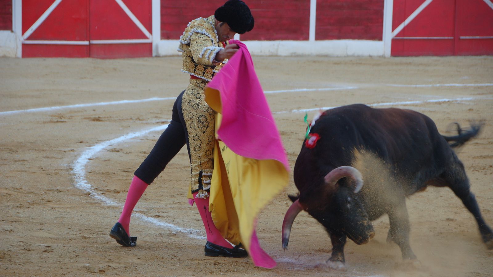Emilio de Justo peleó en su intento por igualar en trofeos a Enrique Ponce y El Fandi