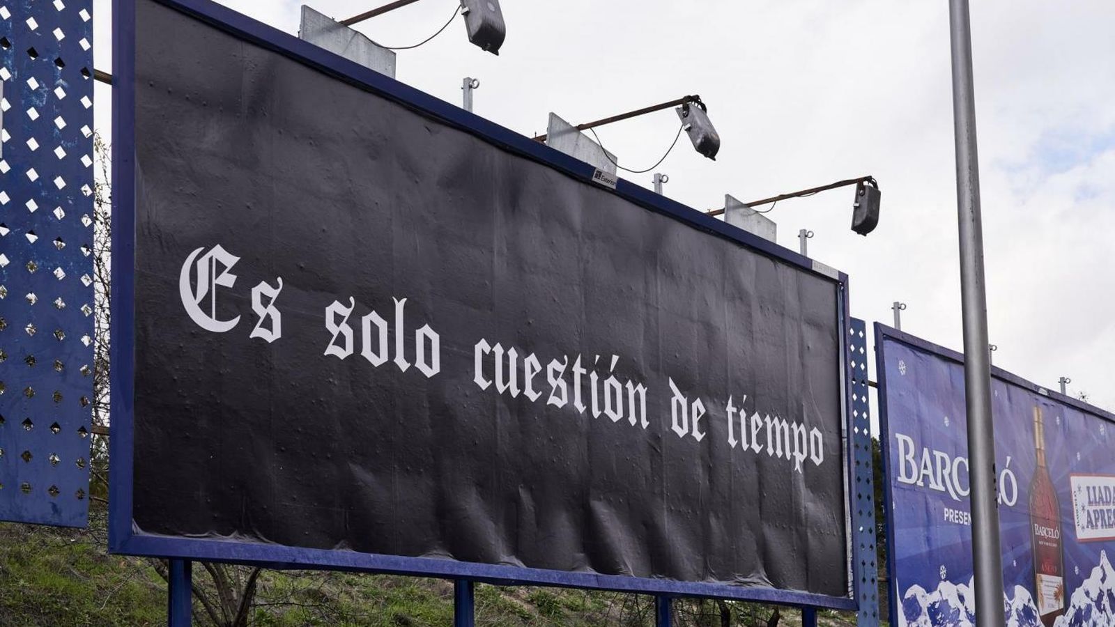 Vallas en la vía pública con el célebre lema del artista Félix González-Torres.