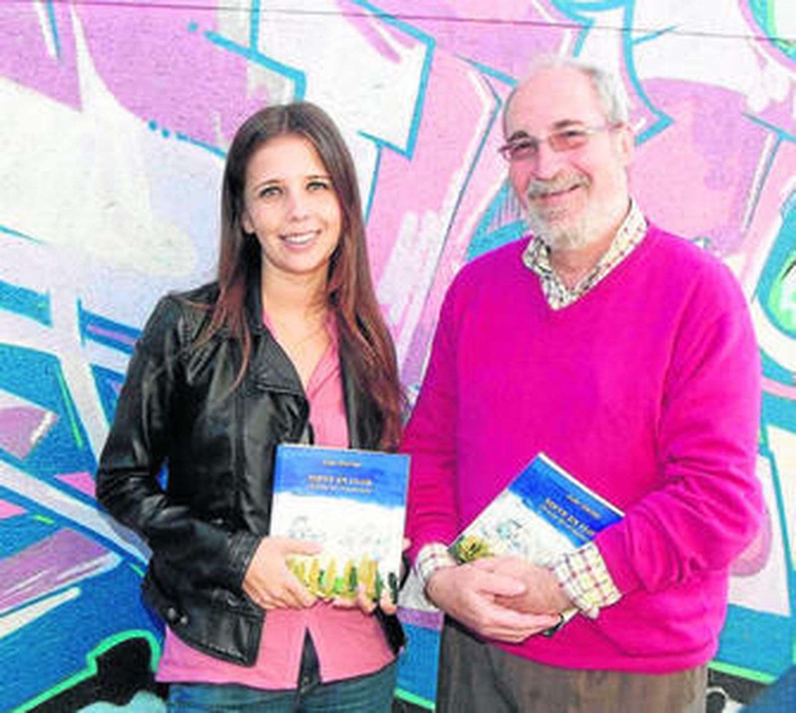 Marta Rodríguez y Juan José Ceba con la obra 'Nieve en flor (Álbum del Almanzora)'.