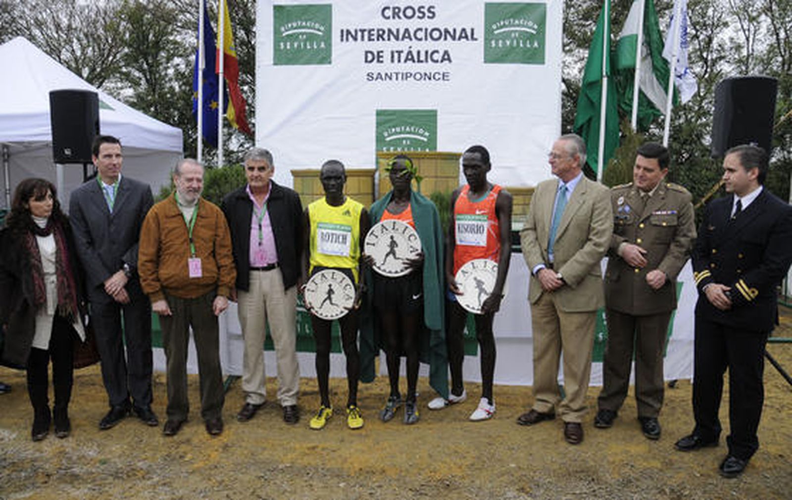 Los ganadores de la prueba masculina en la foto oficial.

Foto: Juan Carlos Vázquez, Julio Muñoz (EFE), Javier Barbancho (Reuters)