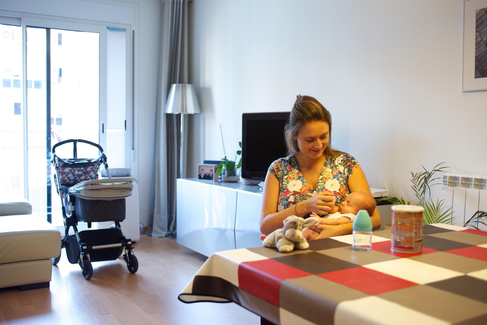 Una madre da de comer a su bebé.