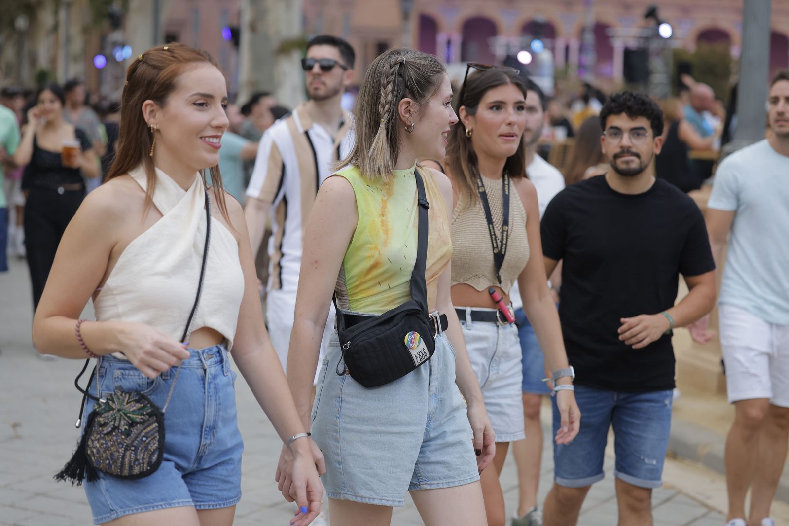 Búscate en las fotos del concierto de Bizarrap