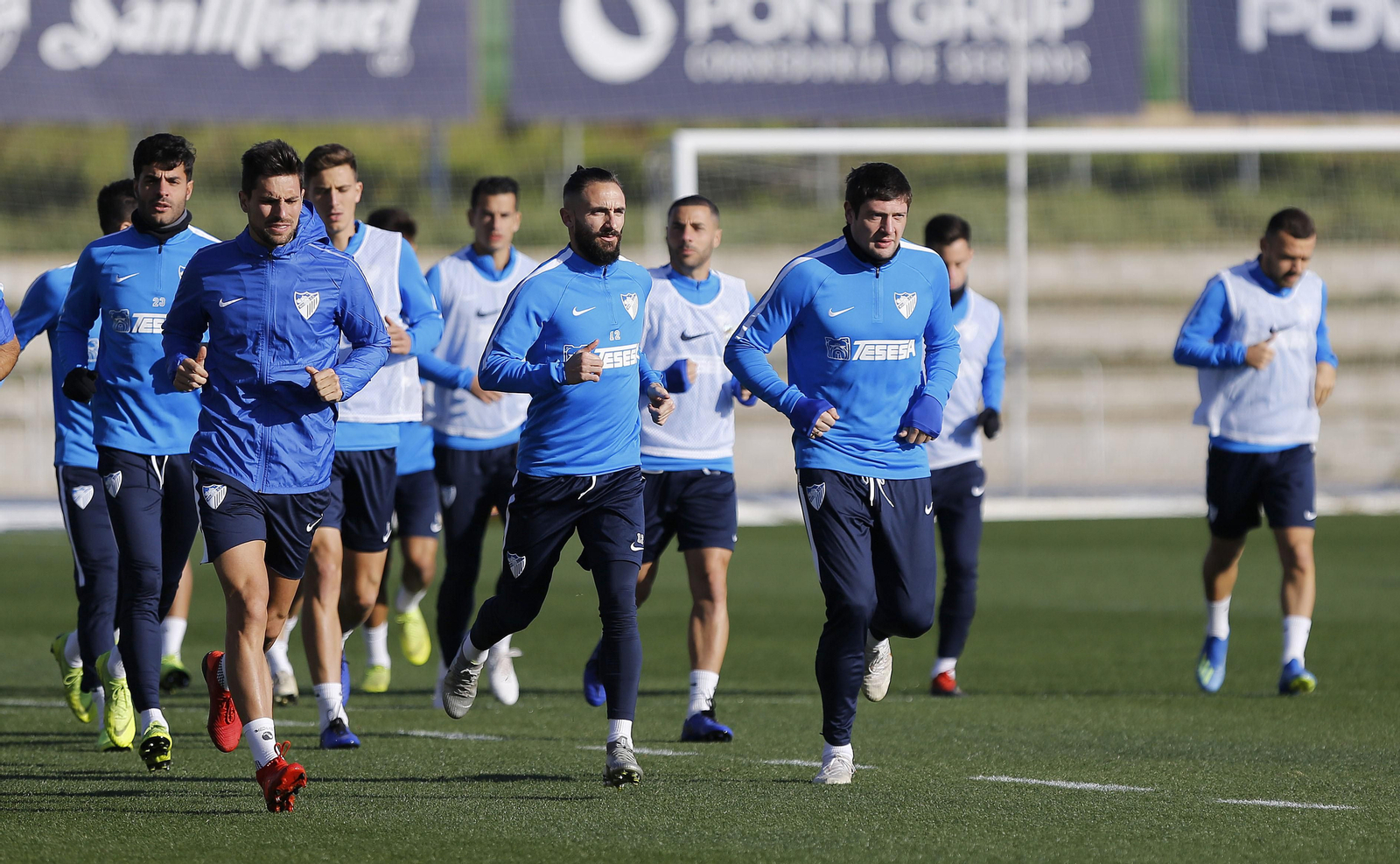 Los jugadores del Málaga durante el entrenamiento matinal de ayer en el Ciudad de Málaga.