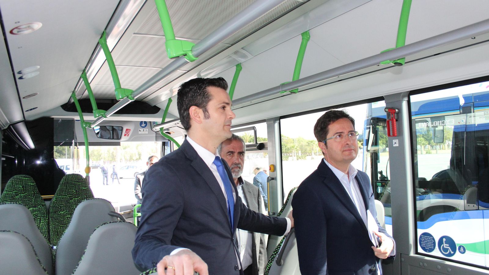 Visita a los vehículos junto a los representantes de la empresa R. del Pino