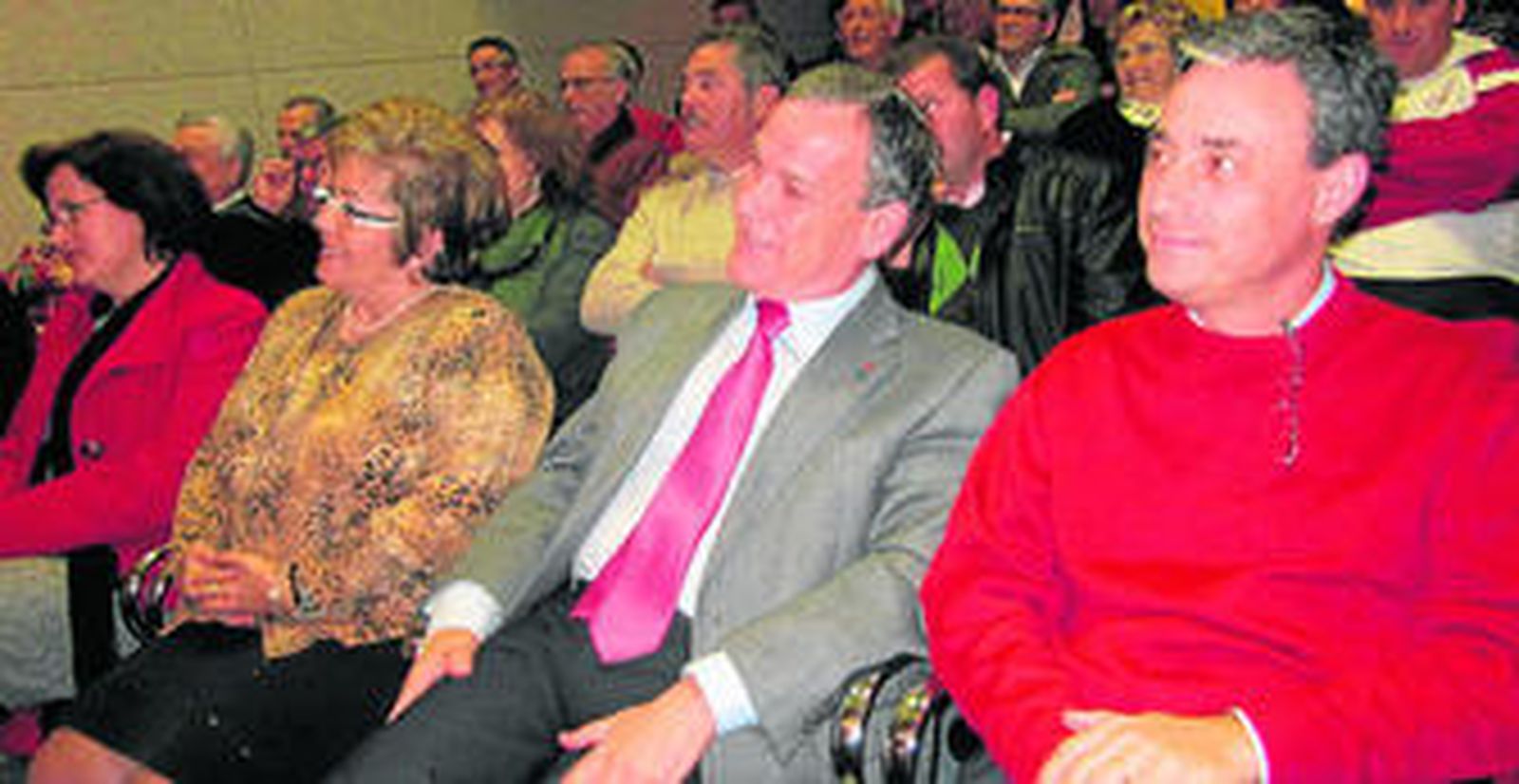 Juan Wic, en el centro, durante la presentación de su candidatura en la asamblea local del PSOE de Écija.