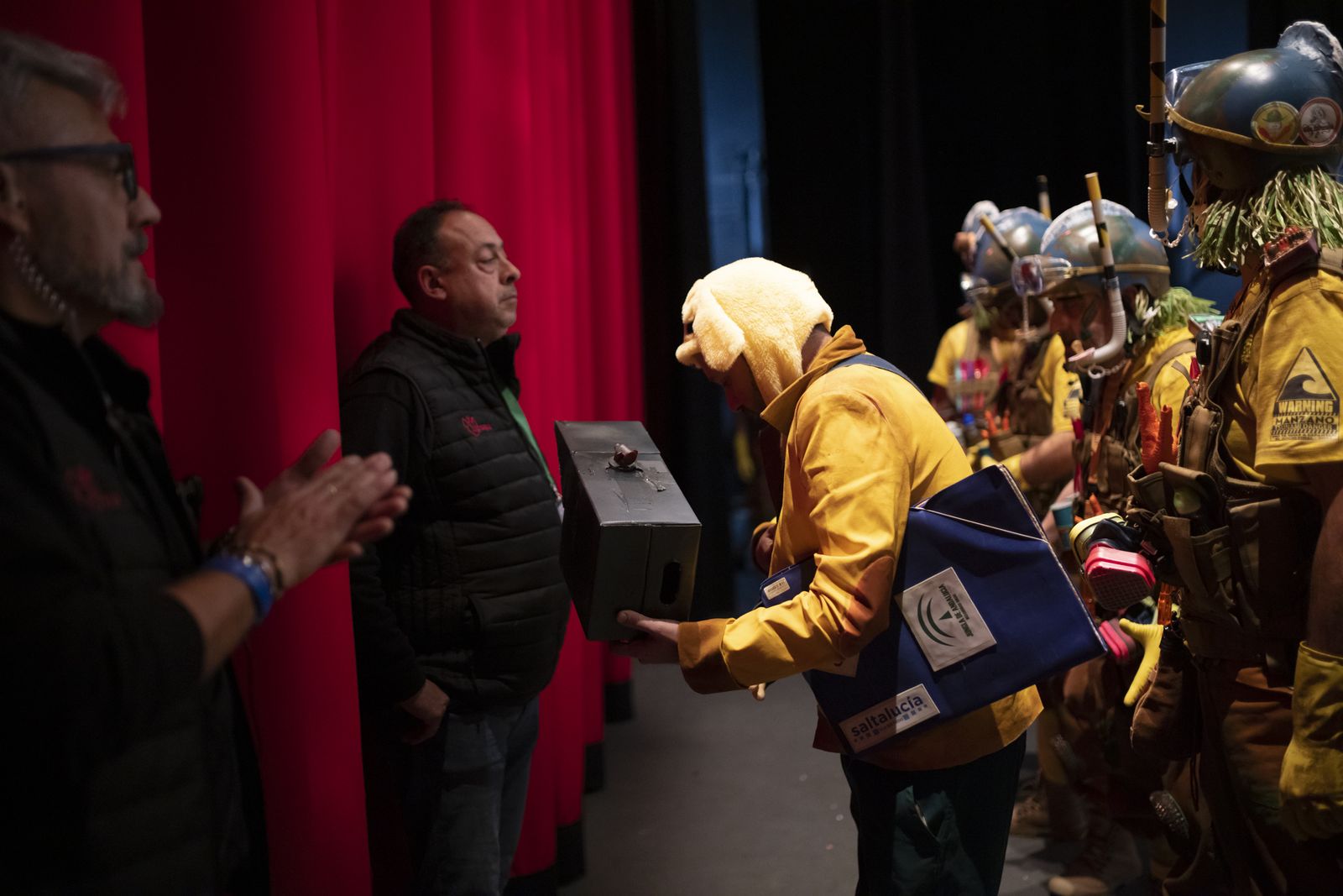 Imágenes de la actuación de la murga de Huelva "No te vayas a espantar. El juicio final" en el Carnaval Colombino