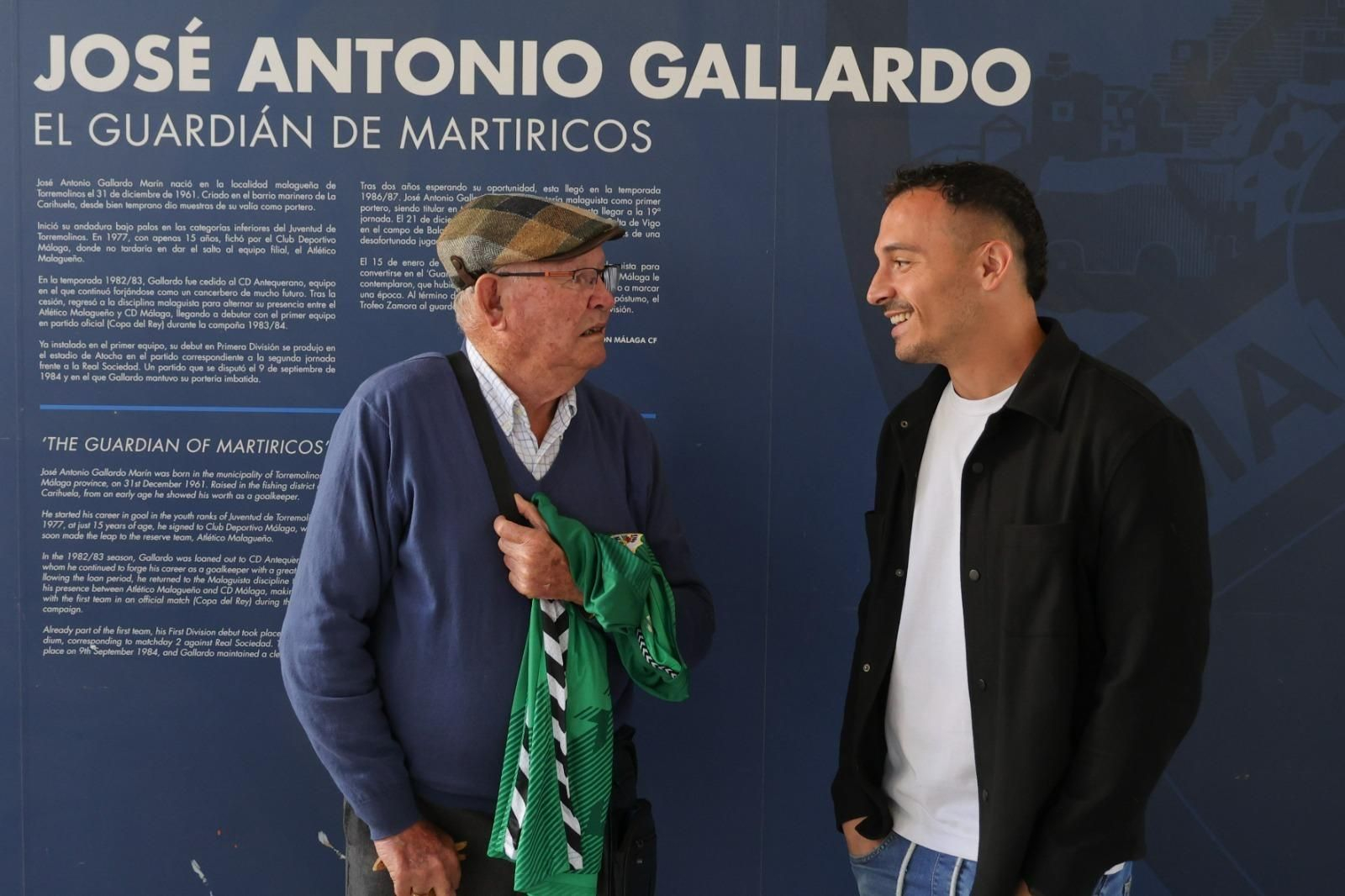 La entrega de la camiseta a la familia Gallardo por parte de Alfonso Herrero La entrega de la camiseta a la familia Gallardo por parte de Alfonso Herrero
