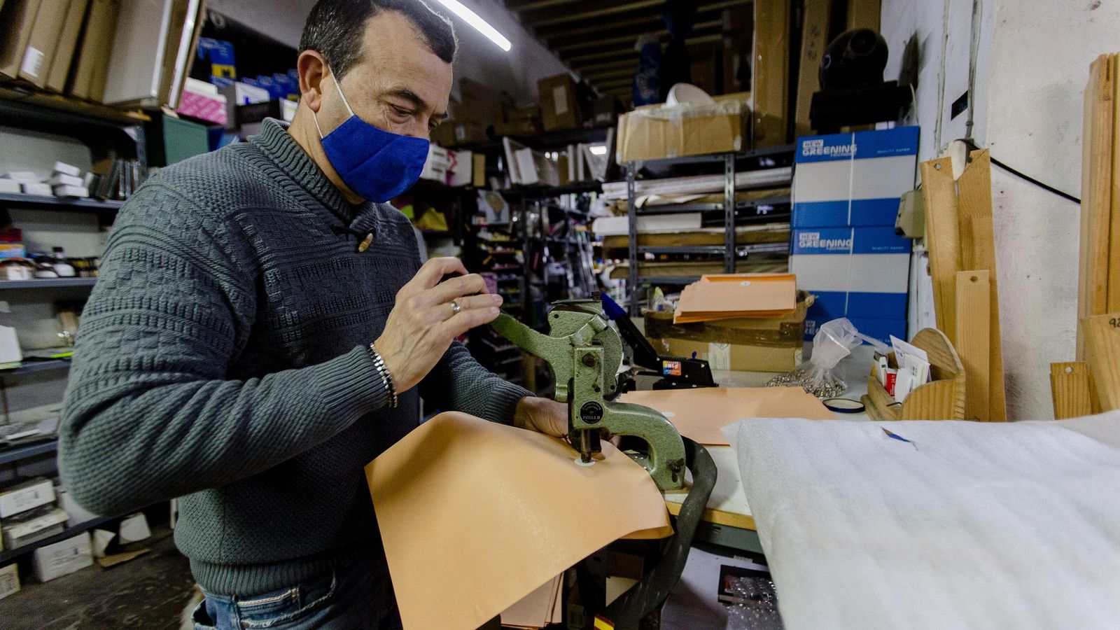 Pepe Aparicio trabaja en el taller de la imprenta Rimada.