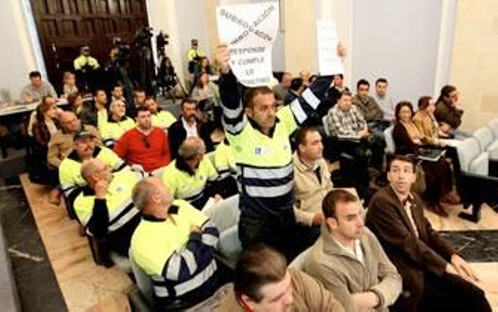 Las plantillas de autobuses e Imesapi lanzan huevos contra el Consistorio