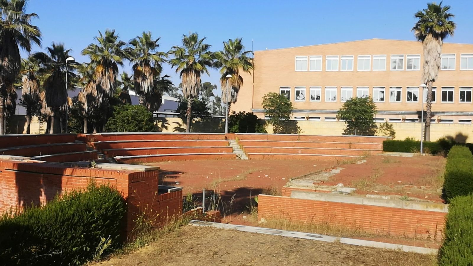 El deteriorado Auditorio de los Jardines Hercules.