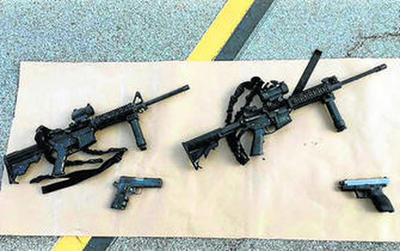 Imagen de las armas que portaban los autores del tiroteo.
