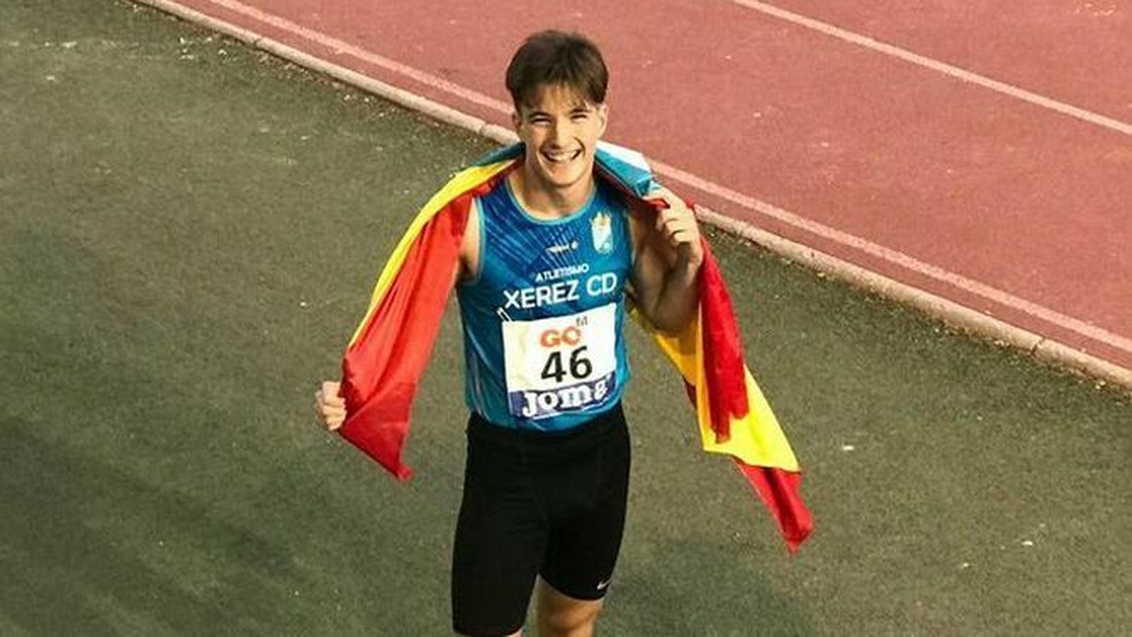 Mario Mena festeja el oro conseguido en la prueba reina de la velocidad.