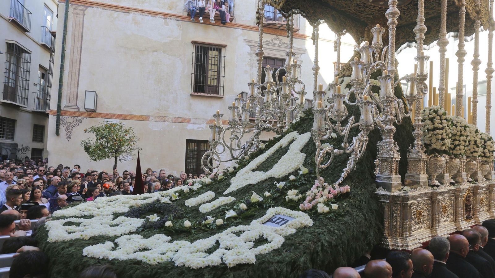 El inconfundible manto de flores de Las Penas.