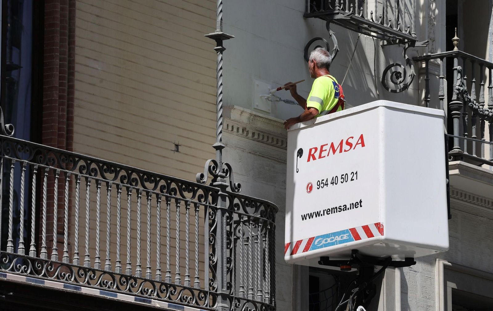 Pintura para bajar el impacto de los toldos de la Avenida