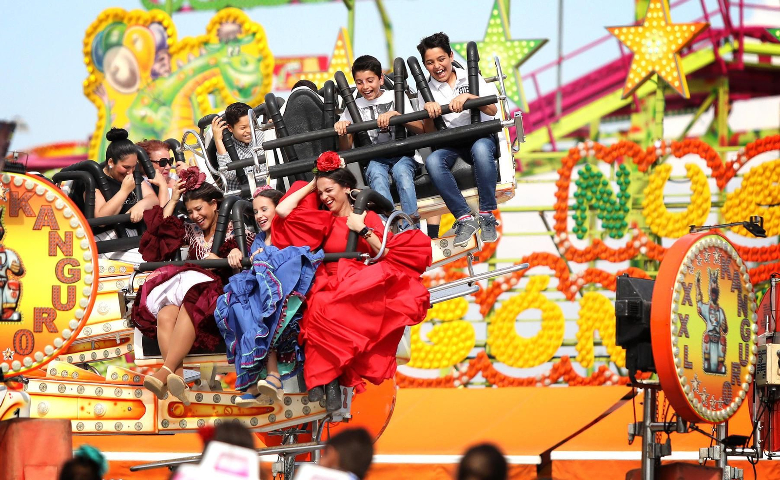 Un grupo de ‘flamencas’ se divierte a lomos del ‘Kanguro’.