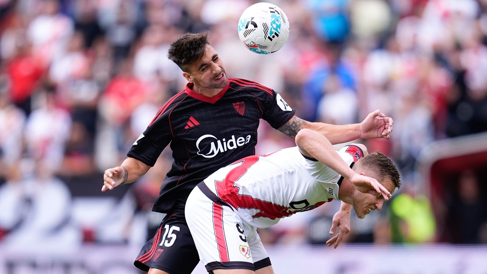 Fábio Cardoso se impone con claridad por arriba a Alemao.