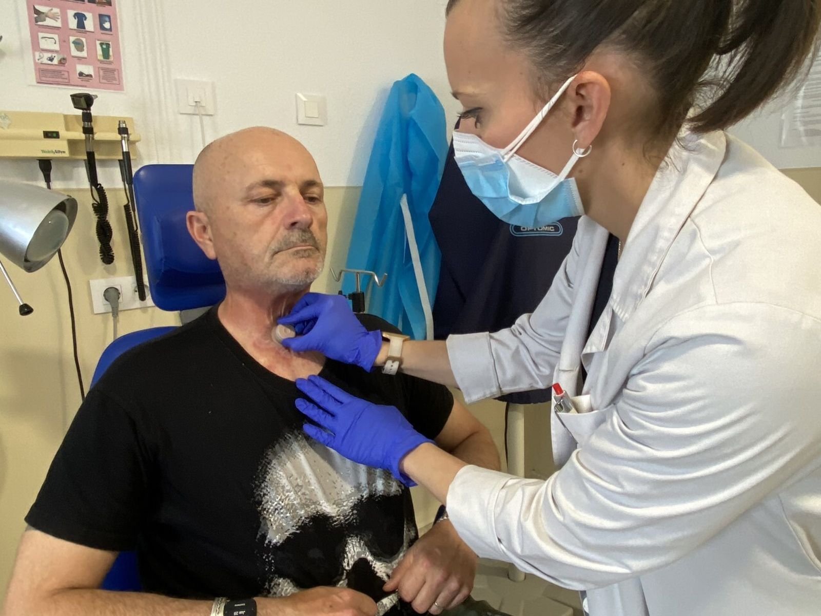 Paciente con una prótesis fonatoria.