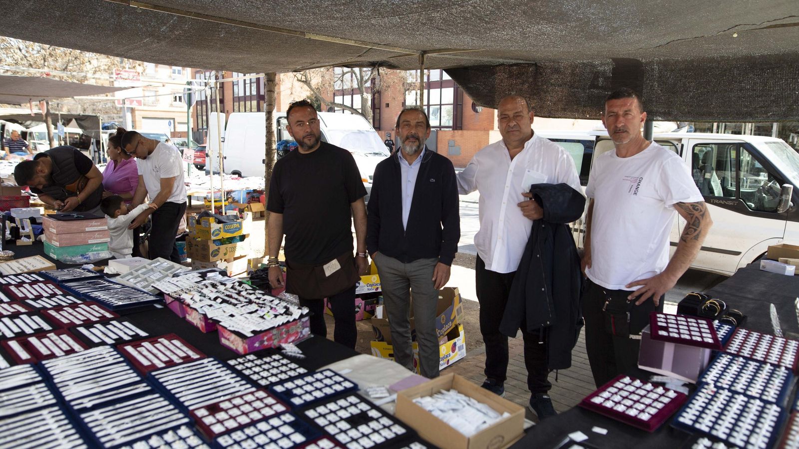 Maya, segundo por la izquierda, junto a varios vendedores del mercadillo del Zaidín.