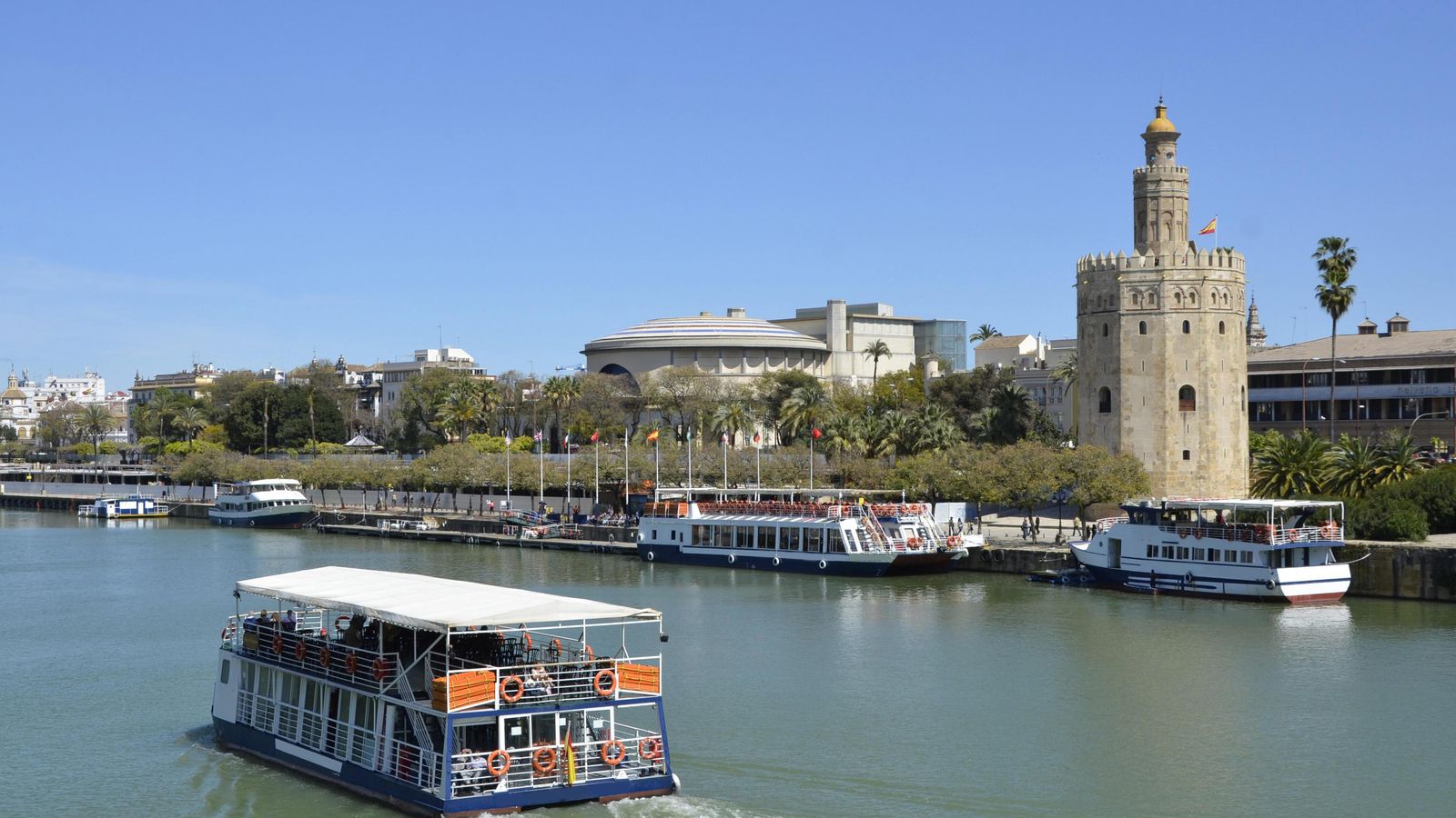La Torre del Oro, enclavada en el antiguo Puerto de Indias.