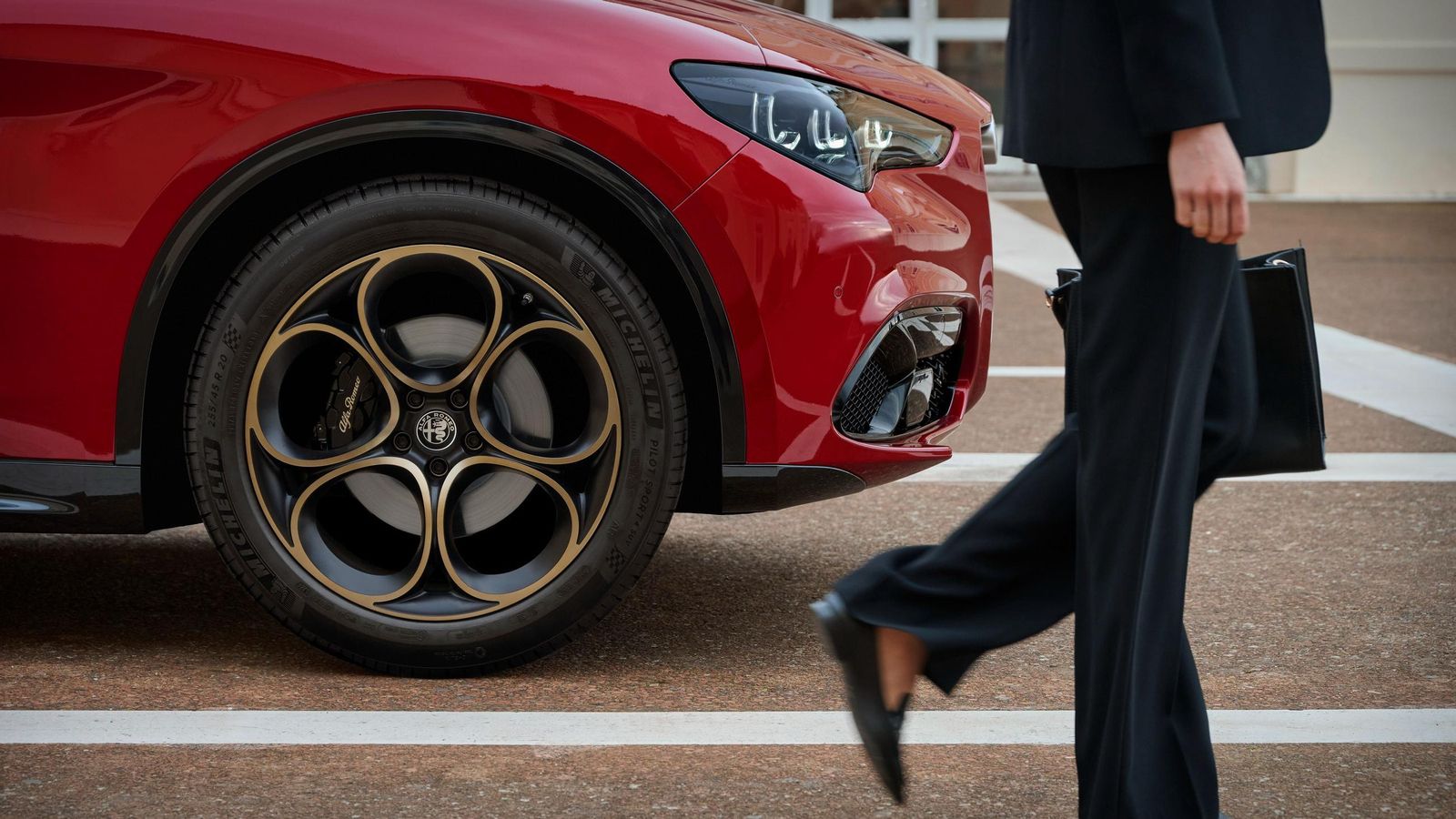 Las llantas que se utilizan son, en todos los casos, con forma de pétalo y dimensiones de 18" para el Junior y 20" para el resto.